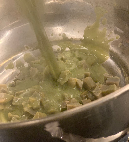 Esta sopa esta hecha con alcachofa fresca y lleva como guarnición corazón de alcachofa en cuadritos. Se vende por litro, que alcanza aproximadamente para 4 personas. 