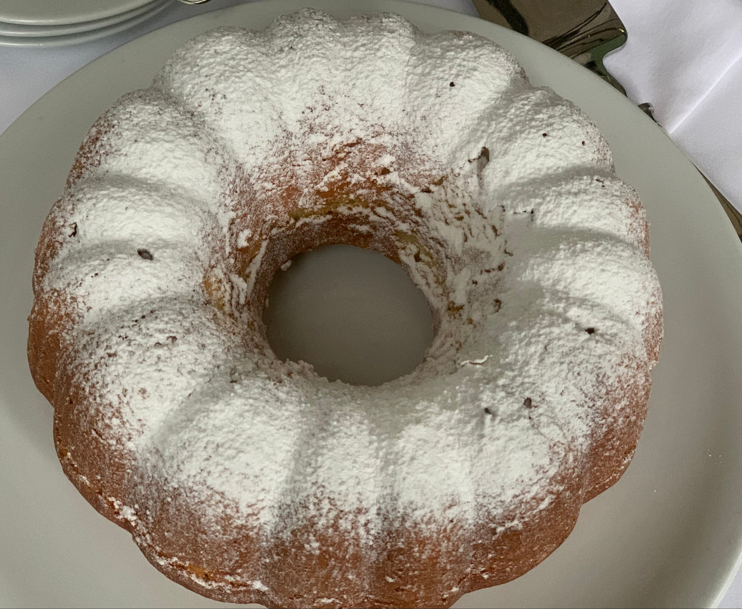 Este panqué es receta de la abuela se espolvorea al momento con azúcar glass con ayuda de una coladera, es un clásico que nunca cansa y alegra cualquier ocasión. Ideal para 8 a 10 personas