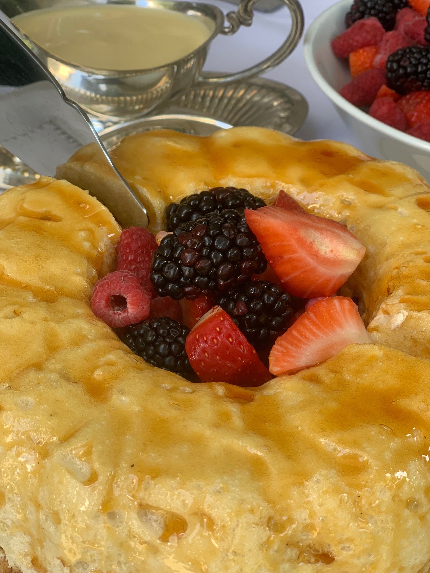 Este postre clásico no deja de ser uno de los favoritos, acompañado con berries y la natilla hace un complemento ideal para cerrar una deliciosa comida. Riende para 8 a 10 personas.