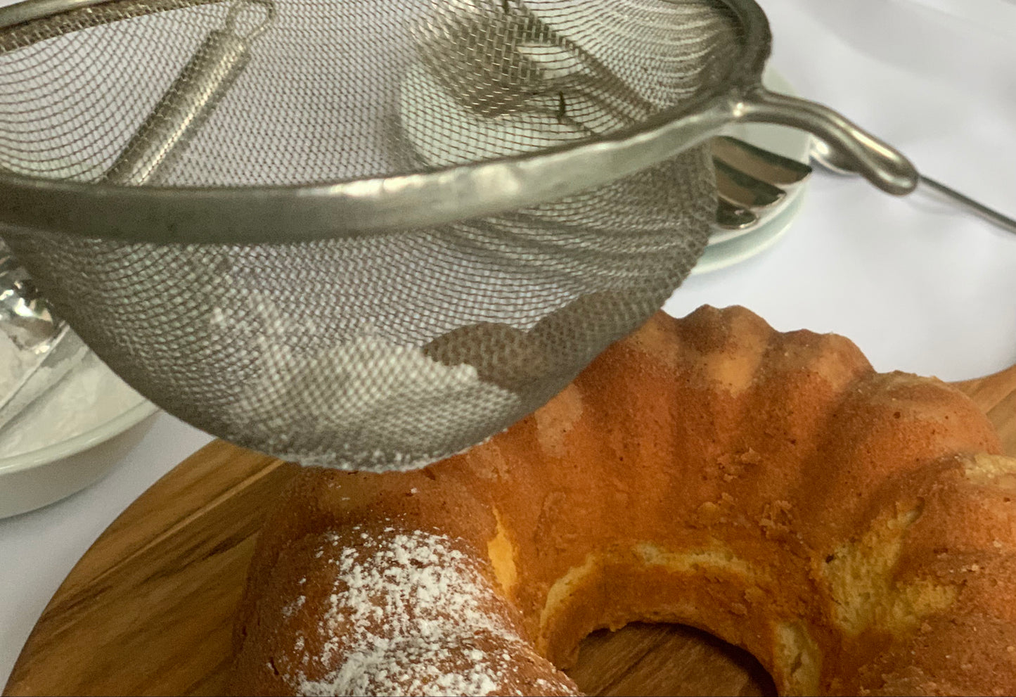 Este panqué es receta de la abuela se espolvorea al momento con azúcar glass con ayuda de una coladera, es un clásico que nunca cansa y alegra cualquier ocasión. Ideal para 8 a 10 personas