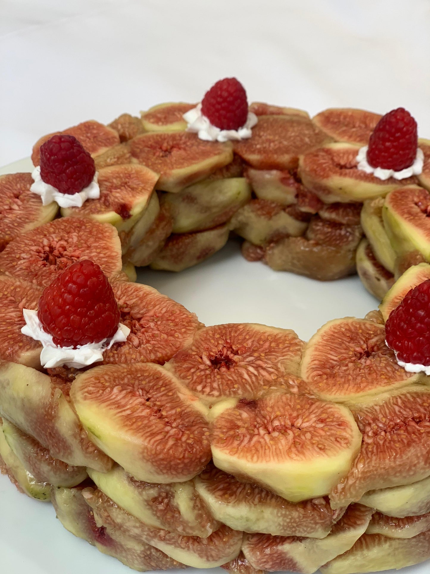 La preparamos solo en temporada, es un postre elegante y fresco, del que todos pueden disfrutar sin culpa. Lo servimos acompañado de crema batida. Ideal para 8 personas.