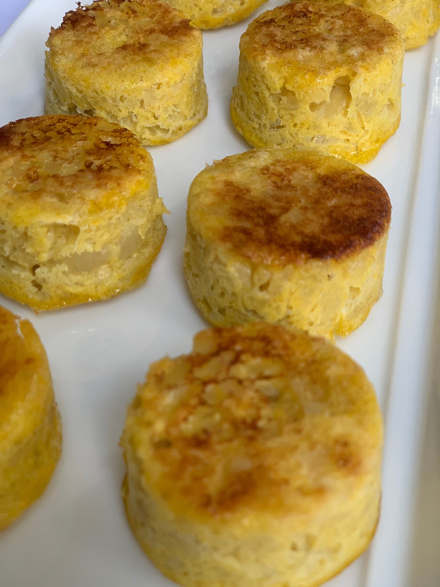 Estas mini tortillas de papa estan hechas con rebanadas de papa muy delgadas, cebolla y aceite de oliva; cocinada a fuego lento. Son una botana perfecta. Servir tibias o a temperatura ambiente. La orden incluye 24 mini tortillas de papa.
