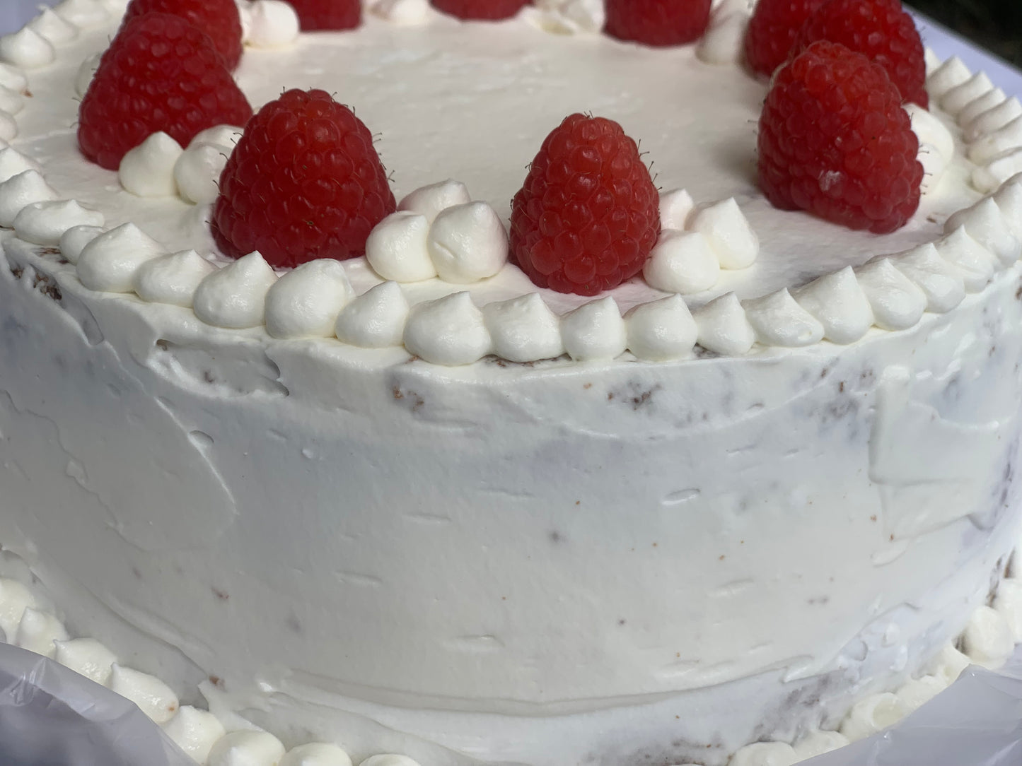 Hecho con un pan de nuez, relleno de frambuesas y crema batida, es un postre fresco y de gran sabor. Ideal para cualquier ocasión. Rinde para 8 a 10 personas.