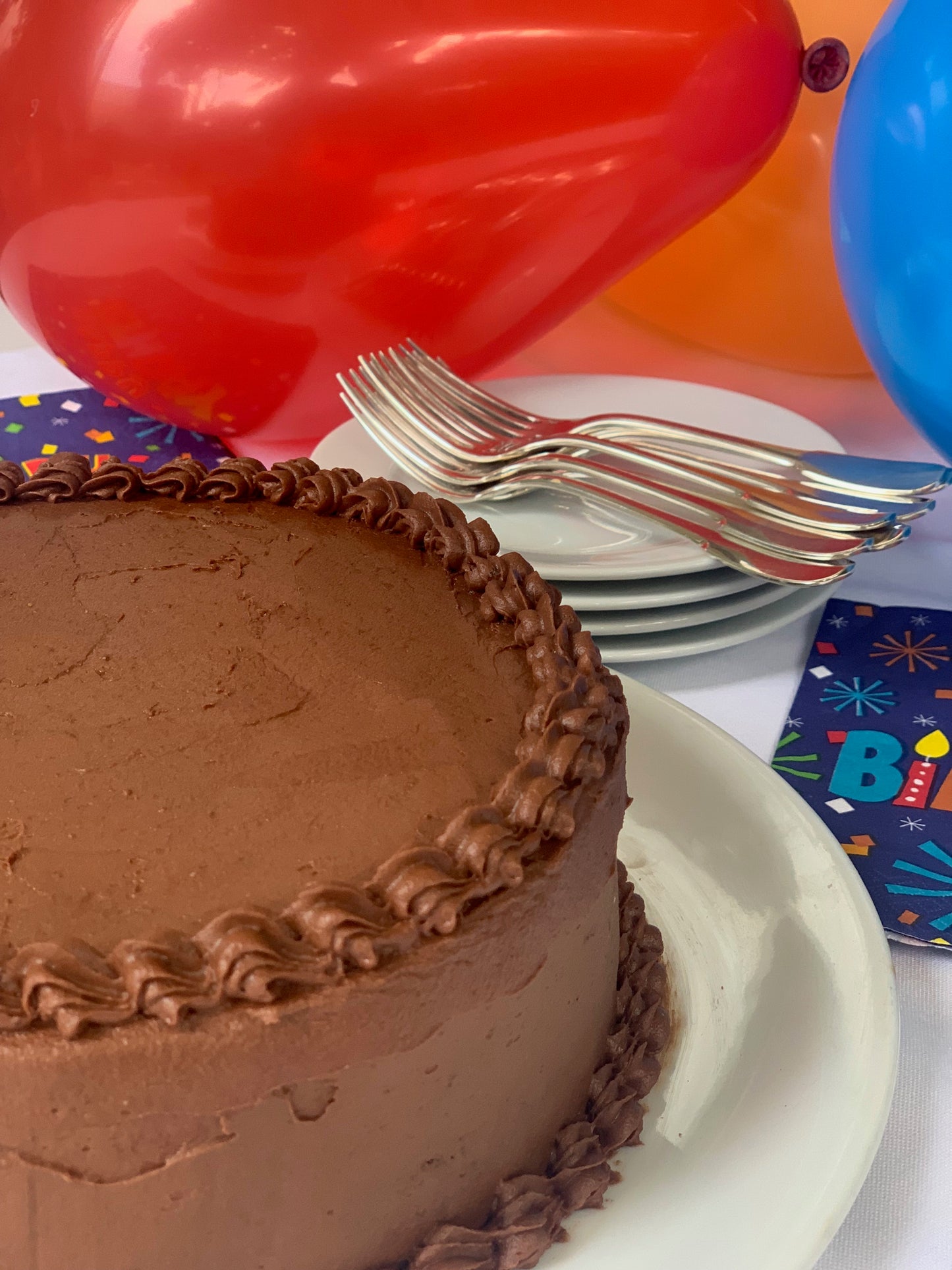 Esta receta es de mi mamá, siempre la preparaba para nuestros cumpleaños y me sigue encantando. Creo que es el pastel perfecto sobre todo si hay niños. Ideal para 8 a 10 personas.