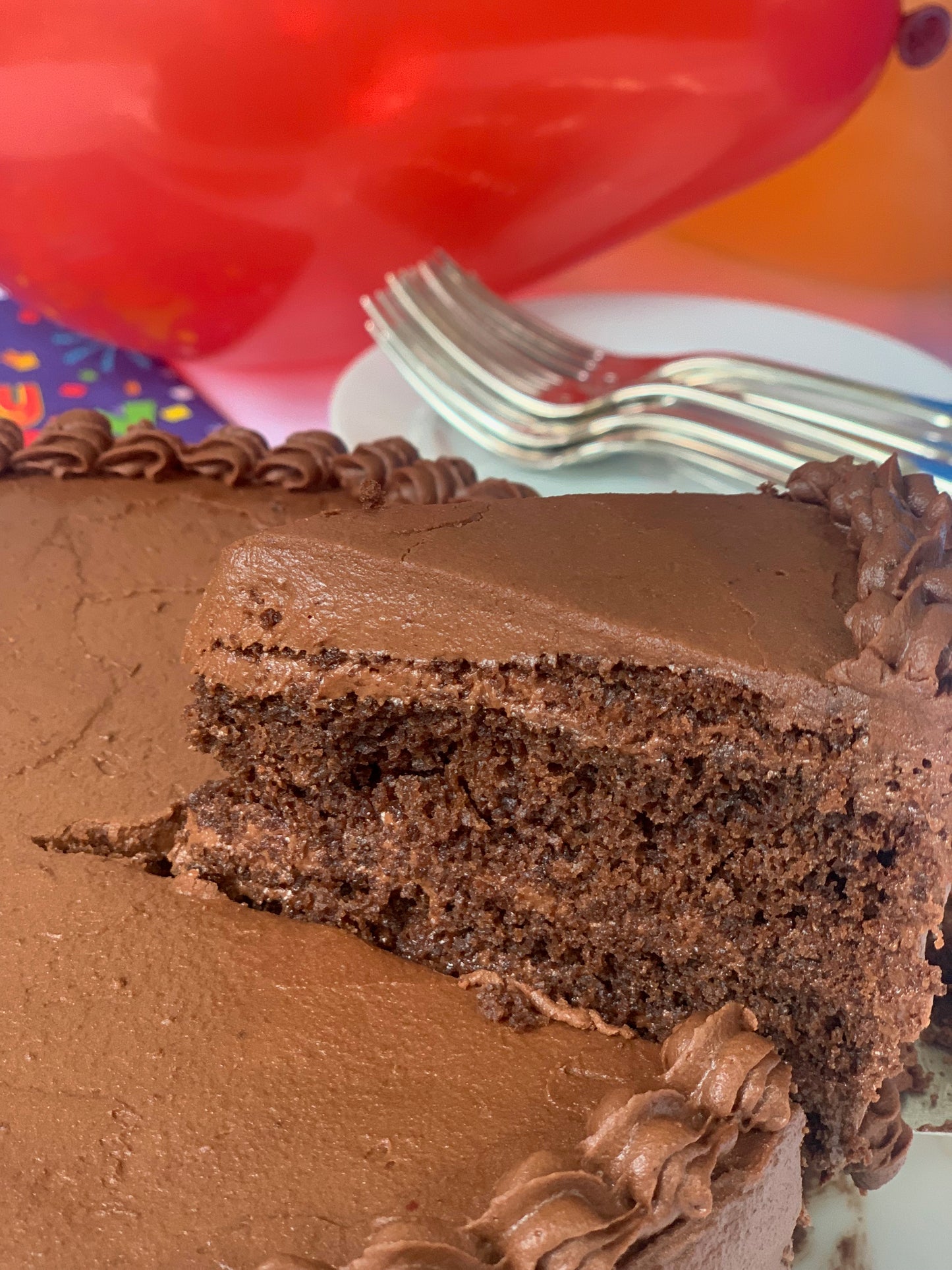 Esta receta es de mi mamá, siempre la preparaba para nuestros cumpleaños y me sigue encantando. Creo que es el pastel perfecto sobre todo si hay niños. Ideal para 8 a 10 personas.