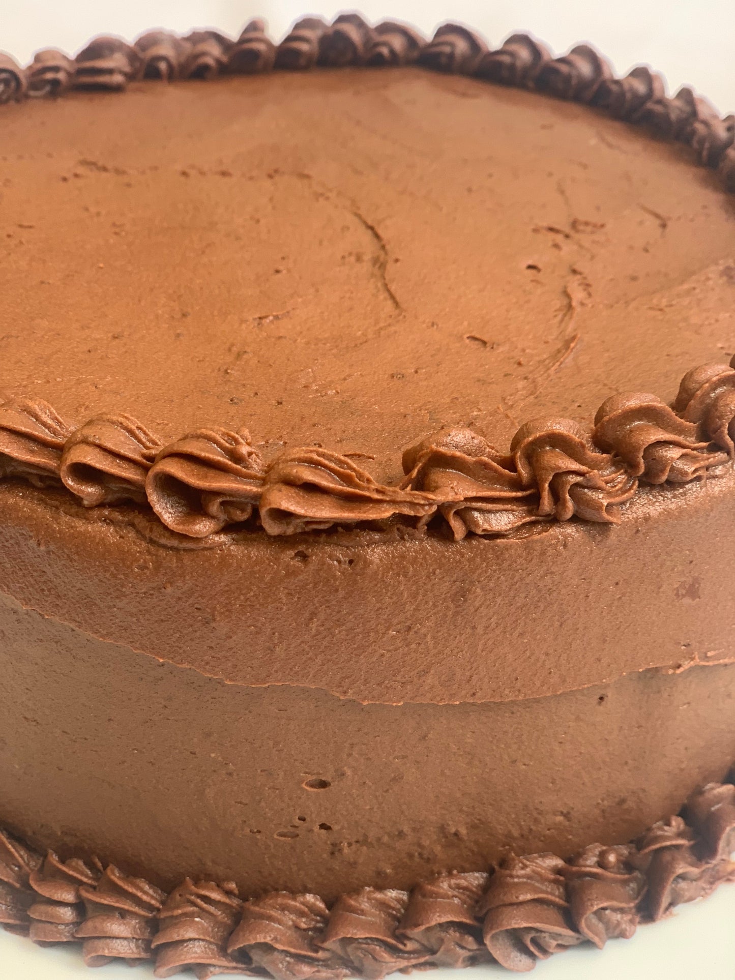 Esta receta es de mi mamá, siempre la preparaba para nuestros cumpleaños y me sigue encantando. Creo que es el pastel perfecto sobre todo si hay niños. Ideal para 8 a 10 personas.