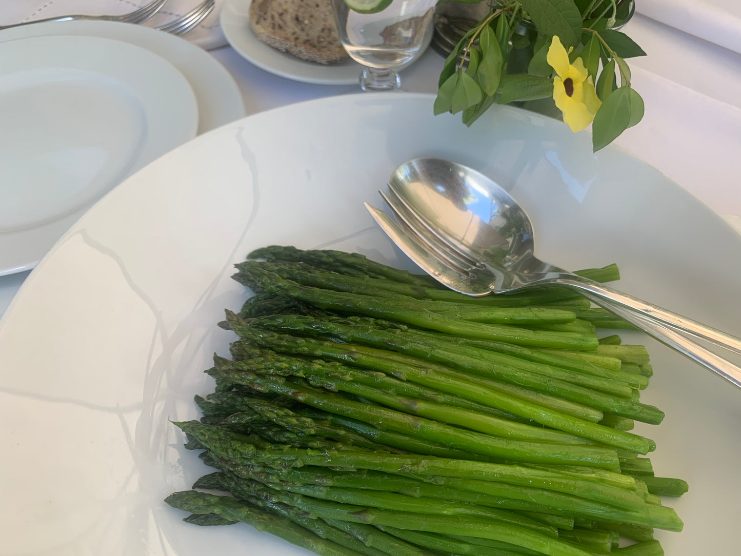 Espárragos frescos, cocinados perfectamente para resaltar su sabor, color y textura. Son ideales como guarnición de cualquier plato fuerte. Rinde para 6 a 8 perosnas.