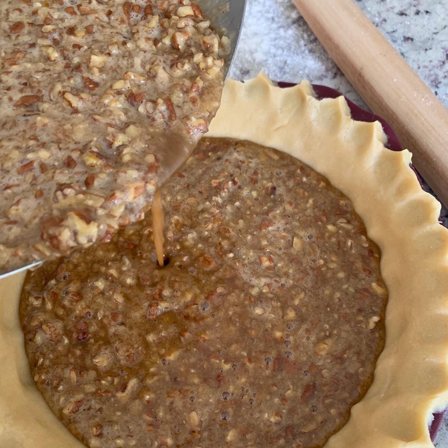 Tradicional pay de nuez, preparado con nuez pecana. La base es muy suave preparada con 100% mantequilla. Es ideal para 8 a 10 personas.