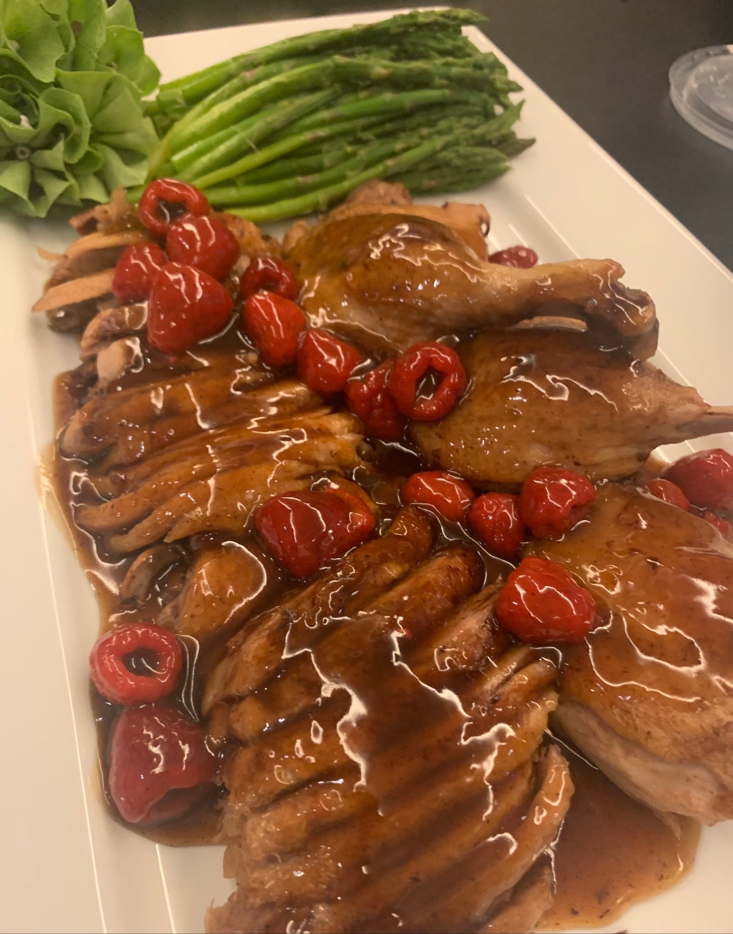 Suave pato marinado y horneado, acompañado con la salsa de frambuesa y jerez. Es un platillo elegante y delicioso como acompañamiento le va muy bien el arroz salvaje. Este platillo es para 4 perosnas.