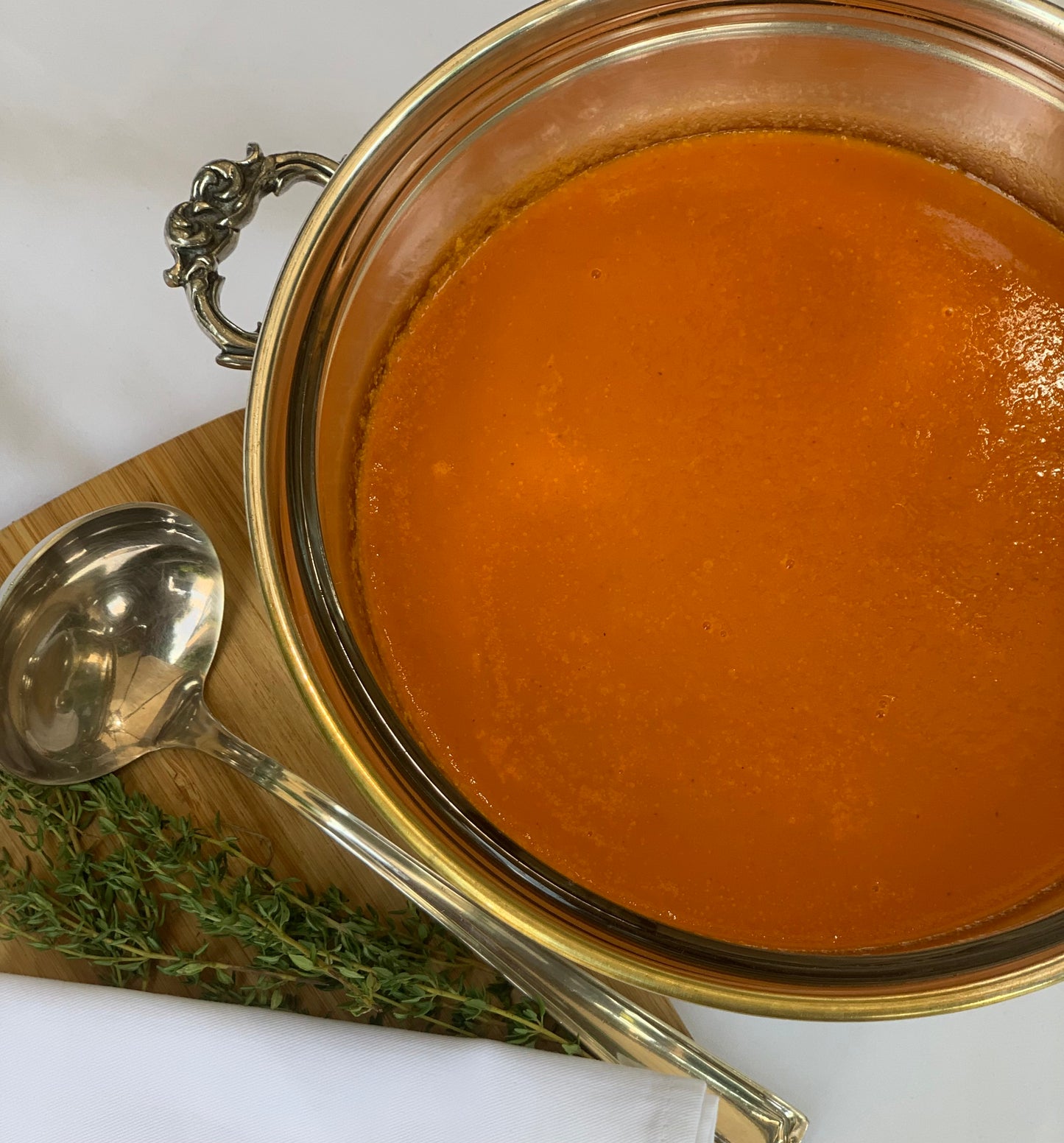 Preparada con jitomate fresco y caldo de pollo casero, aromatizada con hierbas frescas. Se vende por litro, un litro rinde para 3 a 4 perosnas. Solo se recalienta y esta lista para servir.