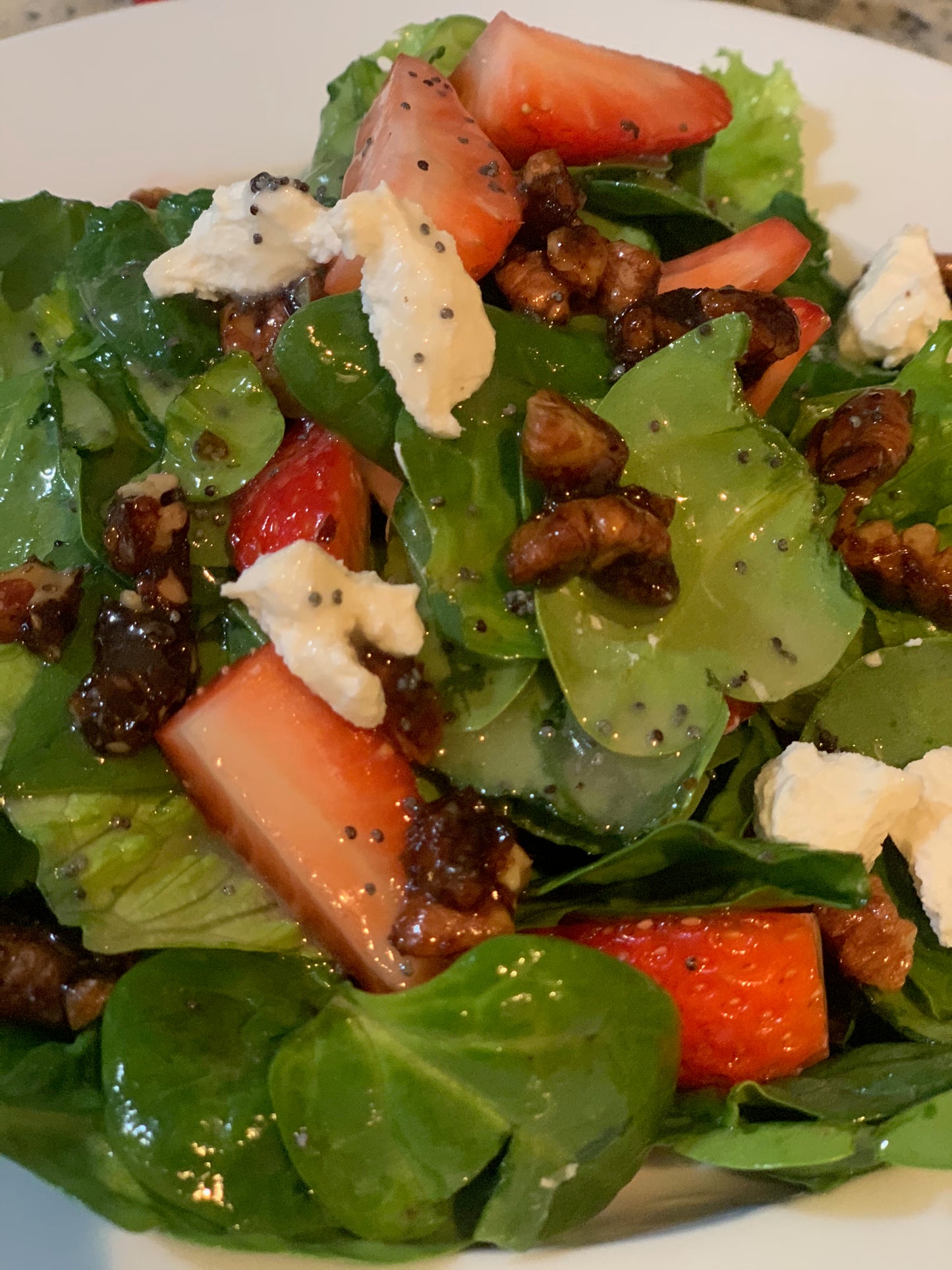 Mezcla de espinaca baby, fresa, nuez glaseada, queso de cabra y vinagreta de poppy seed. Esta ensalada es muy colorida además de deliciosa. Se puede servir como una entrada o como acompañamiento. Porción para 6 personas.