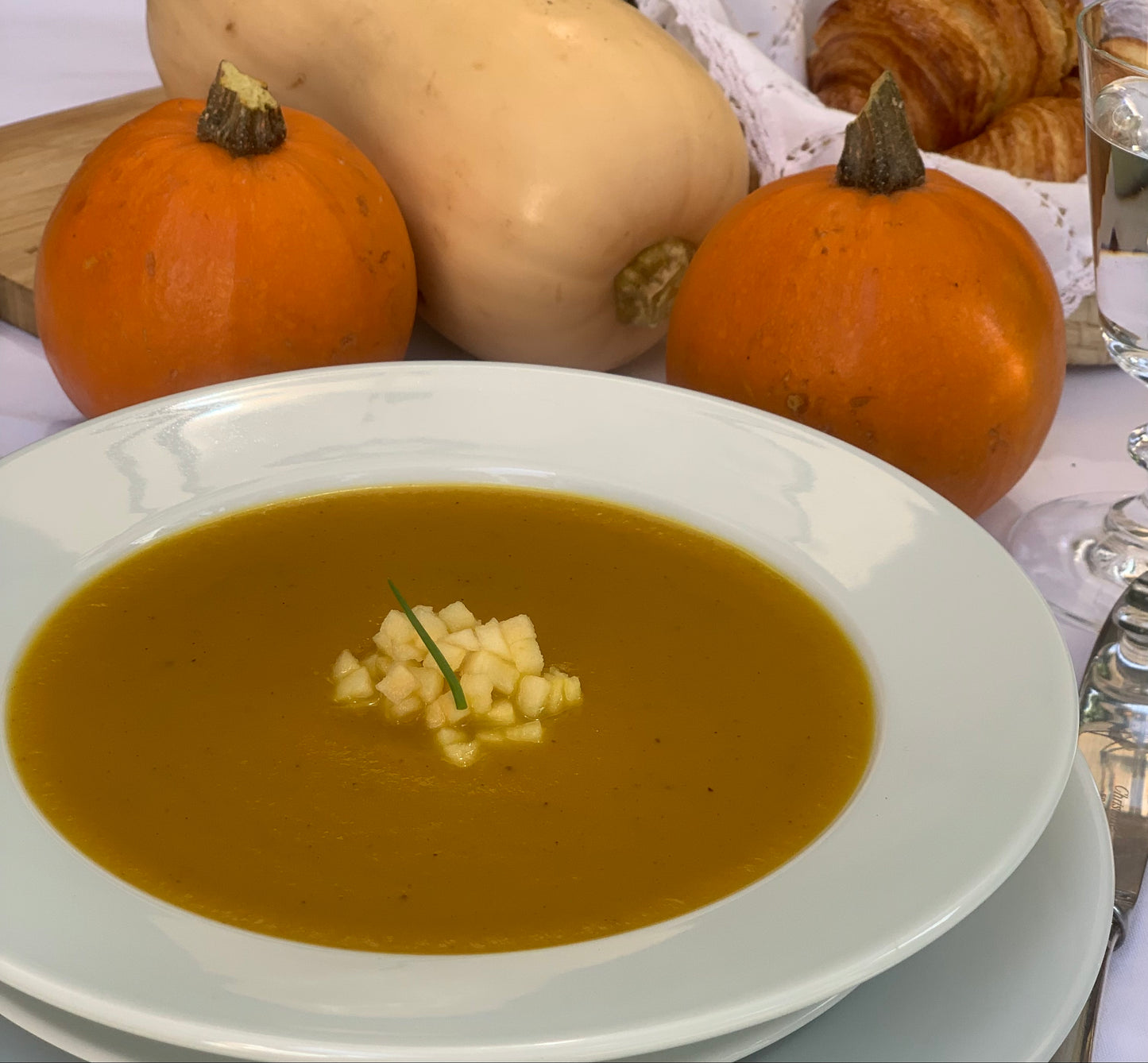 Es una sopa perfecta para días de otoño, su consistencia es aterciopelada, la calabaza mantequilla se junta en esta sopa con manzana y un ligero toque de curry. Se vende por litro, cada litro es para 3 a 4 personas.