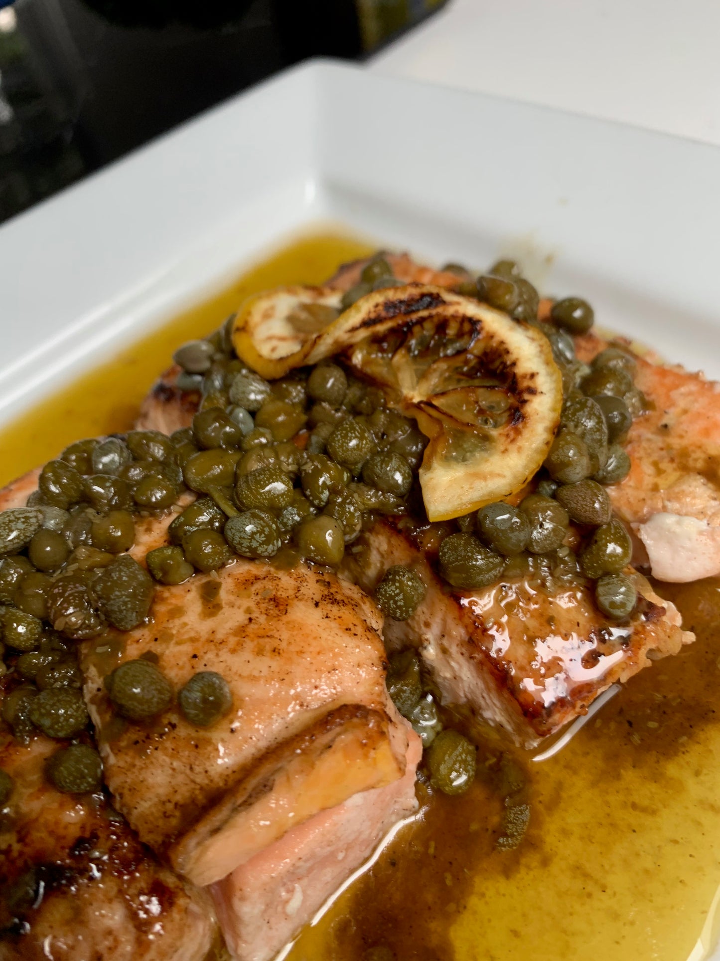 Salmón de calidad premium, sellado y bañado con la salsa de mantequilla negra y alcaparra. A mi me encanta acompañarlo con un pure de papa. Ya solo tienes que hornear por 5 a 10 min y servir. Incluye 6 porciones.