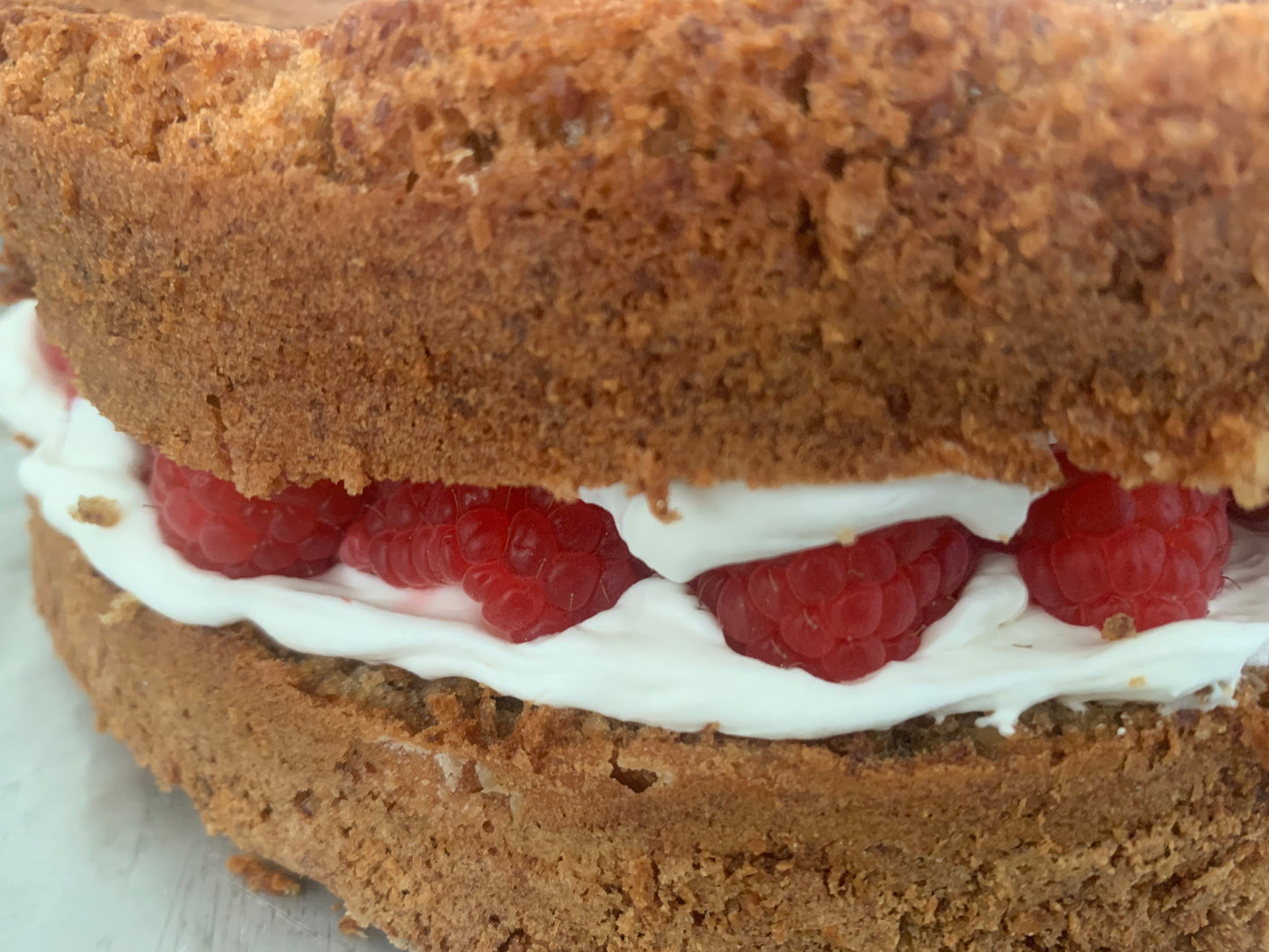 Hecho con un pan de nuez, relleno de frambuesas y crema batida, es un postre fresco y de gran sabor. Ideal para cualquier ocasión. Rinde para 8 a 10 personas.