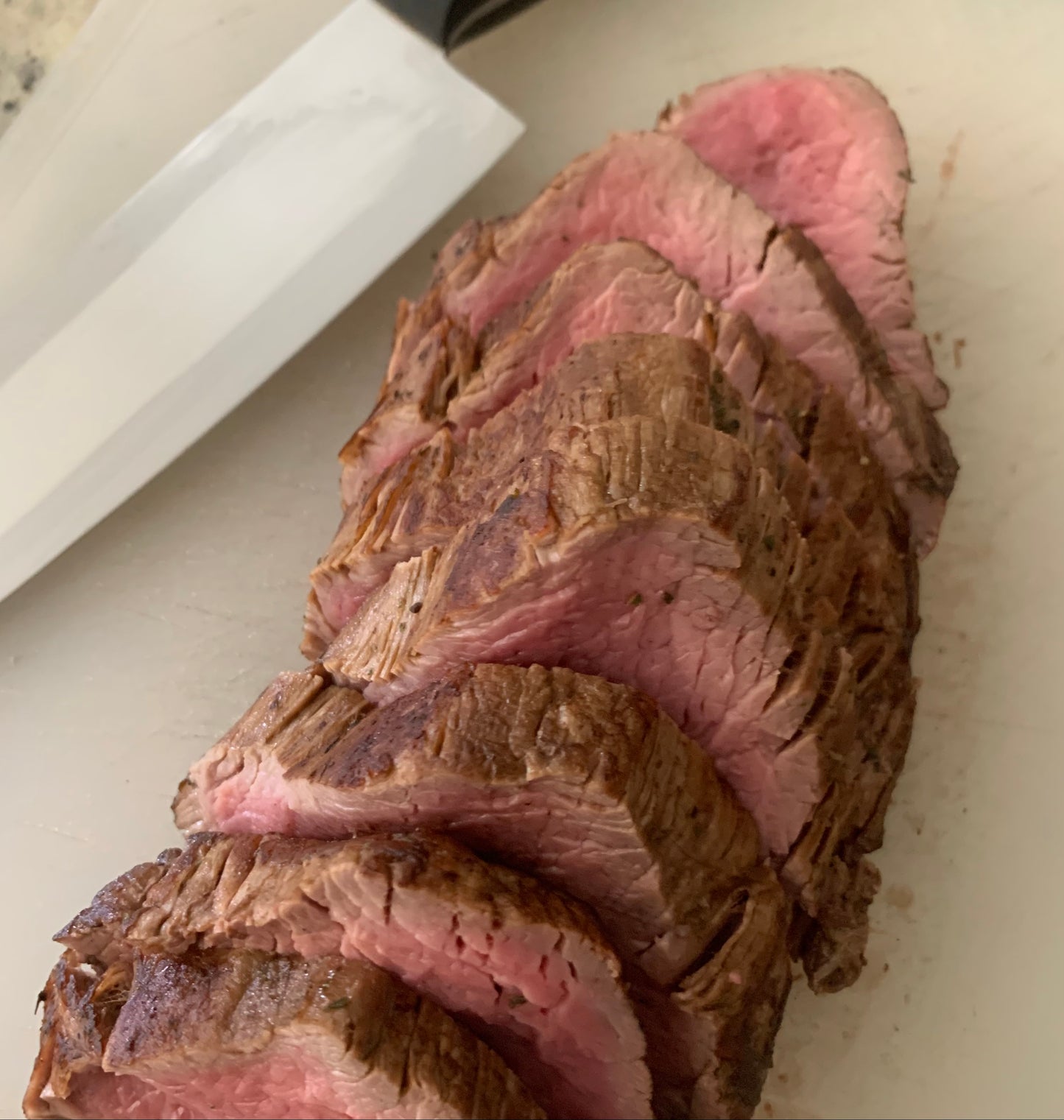 Filete de res marinado y sellado perfectamente, se puede acompañar con la salsa de tu eleccción.Se entrega sin rebanar, ya que así la carne permamece más jugoso y se hornea para recalentar y terminar su cocción por aproximadamente 20-25 minutos en el horno a 180˚C. La porcion es para 6 personas.