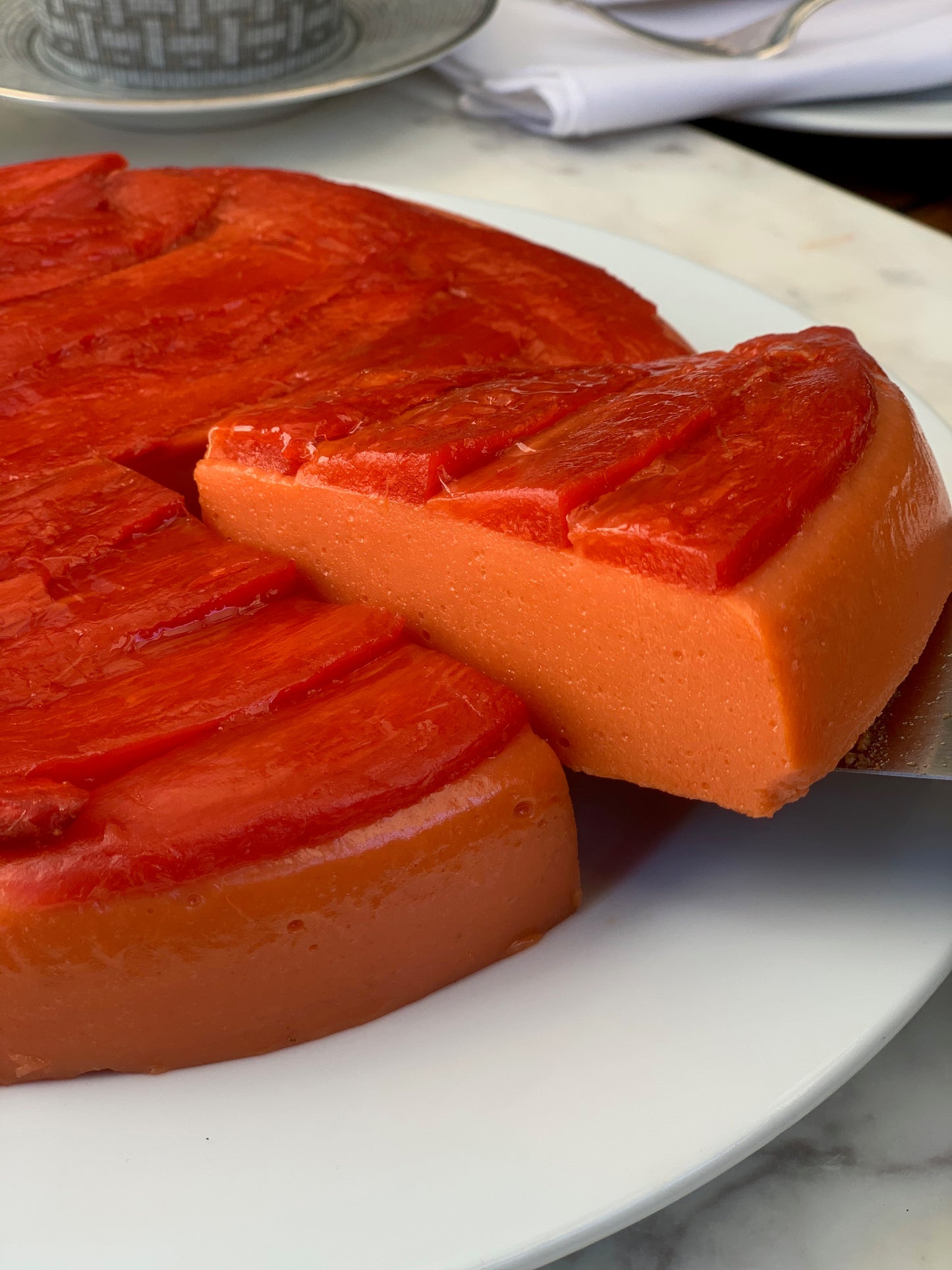 El mamey es uno de los tesoros de México, es una fruta deliciosa, con la que preparamos este mousse que tiene un color espectacular ya que escojemos los mejores mameyes para su preparación. Ideal para 8 personas.  