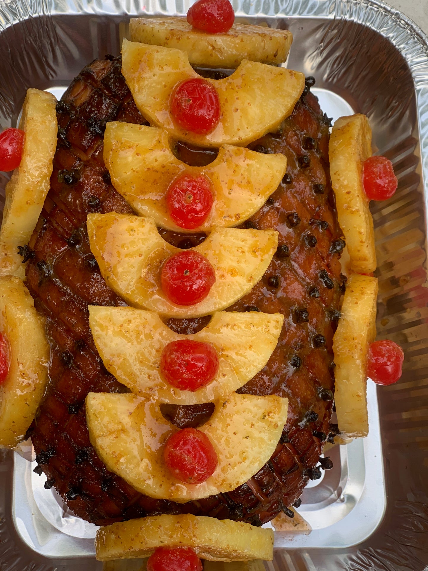 Pieza de jamón, aromatizado con clavo y horneado hasta lograr una cubierta glaceada, decorado con piña, también lleva una salsa de chabacano y mostaza para acompañar, es un platillo muy lucido que al momento de servir es muy práctico.La pieza es de 3 kg, por lo que puede alcanzar para unas 15 hasta 18 personas, Ideal para la tempora da invernal u celebrar las fiestas decembrinas.