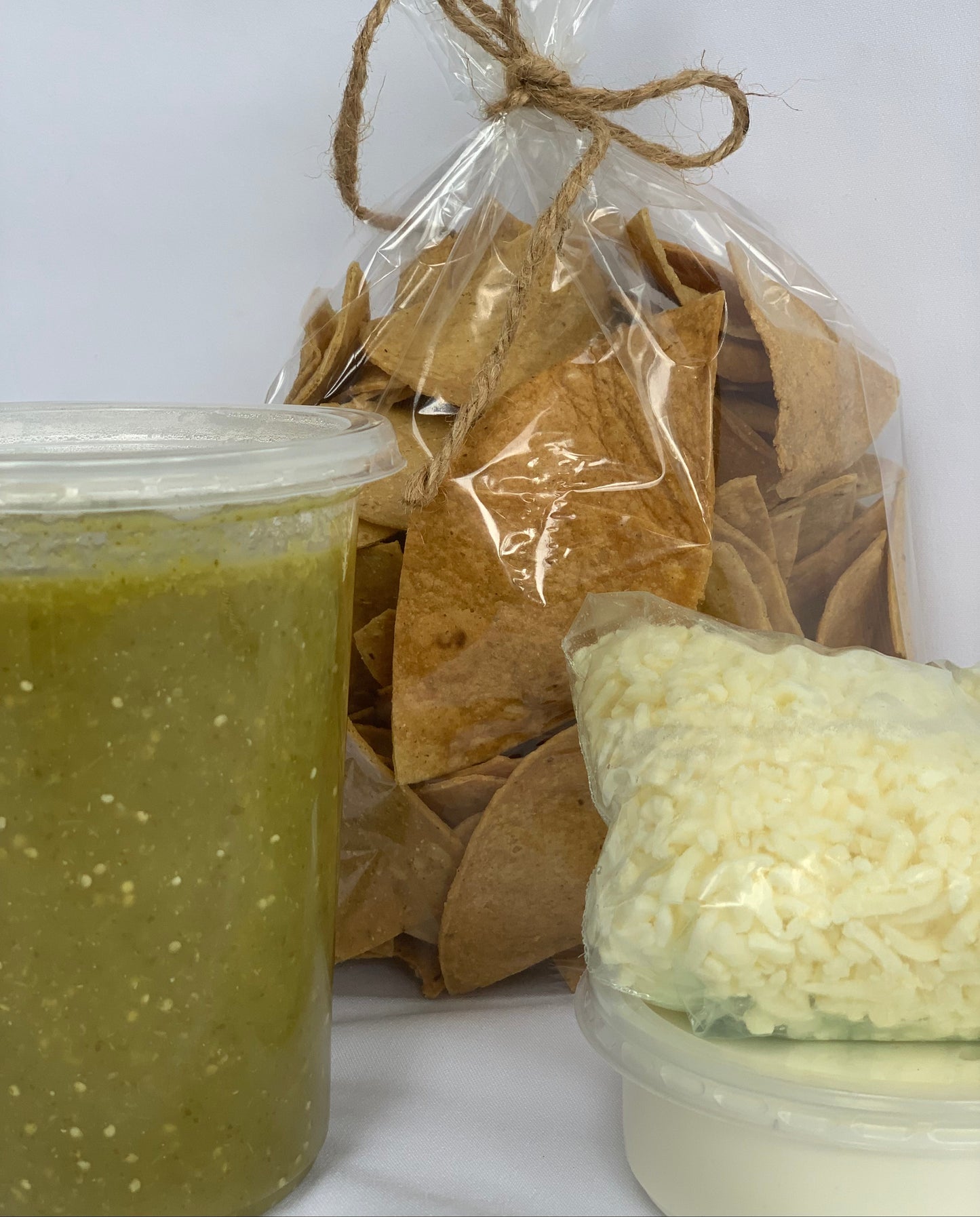 Sin lugar a dudas uno de los platillos que más nos gusta a los mexicanos, el kit esta compuesto por salsa verde, crema, queso rallado y totopos. Puedes acompañarlo con frijoles refritos o de la olla. Ideales para fin de semana. La porción es para 6 a 8 personas.