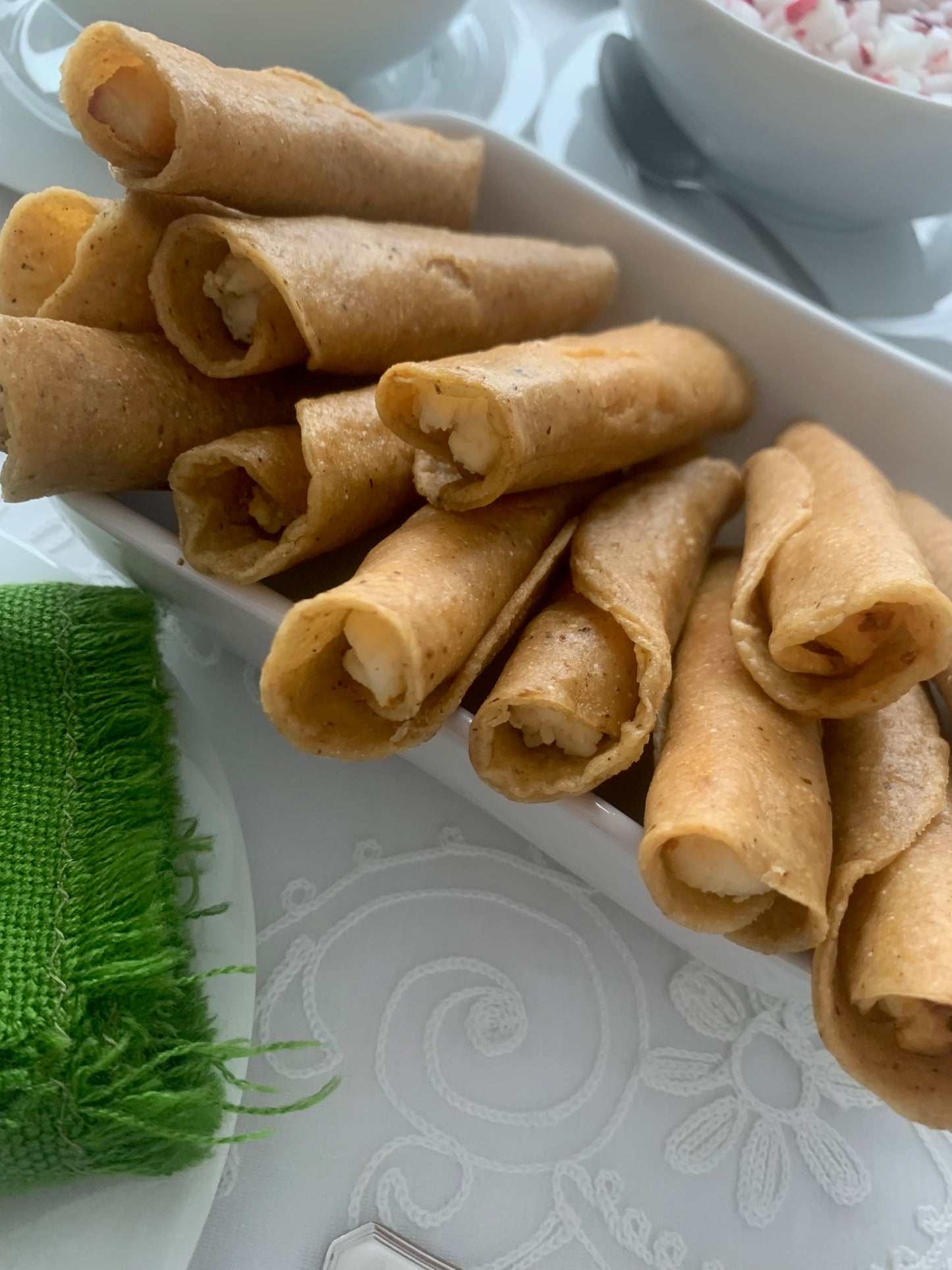 Tacos preparados con tortilla chica de tamaño taquera rellenos de requesón fresco, se frien al momento, a que queden dorados. Son ideales para acompañar el pozole. La orden trae 20 taquitos. Ideal para 6 personas como guarnición.