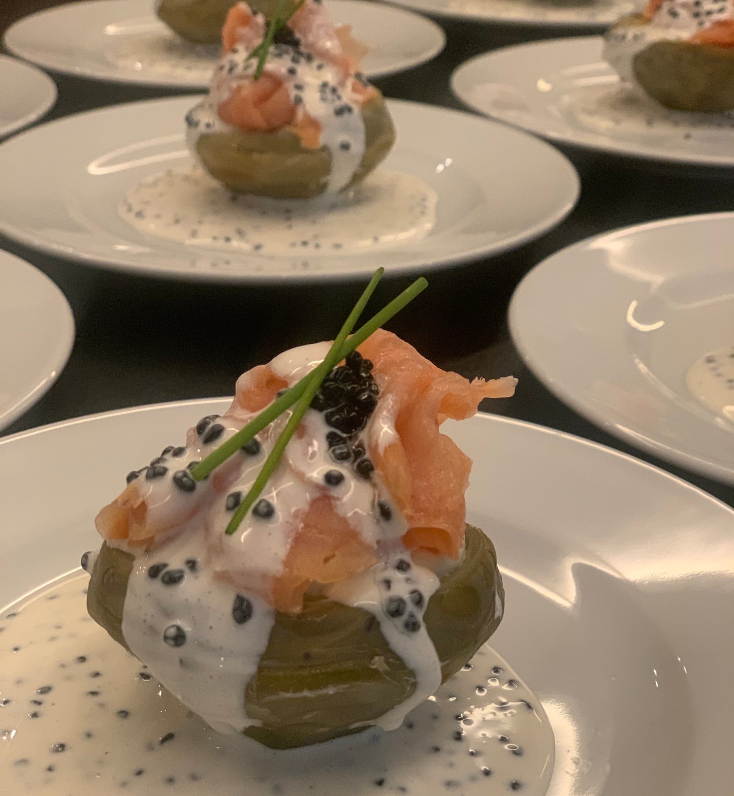 Corazón de alcachofa natural, relleno con queso crema al limón y salmón ahumado premium. Acompañado con una salsa de caviar mujol. Es ideal como entrada y la órden es de 6.