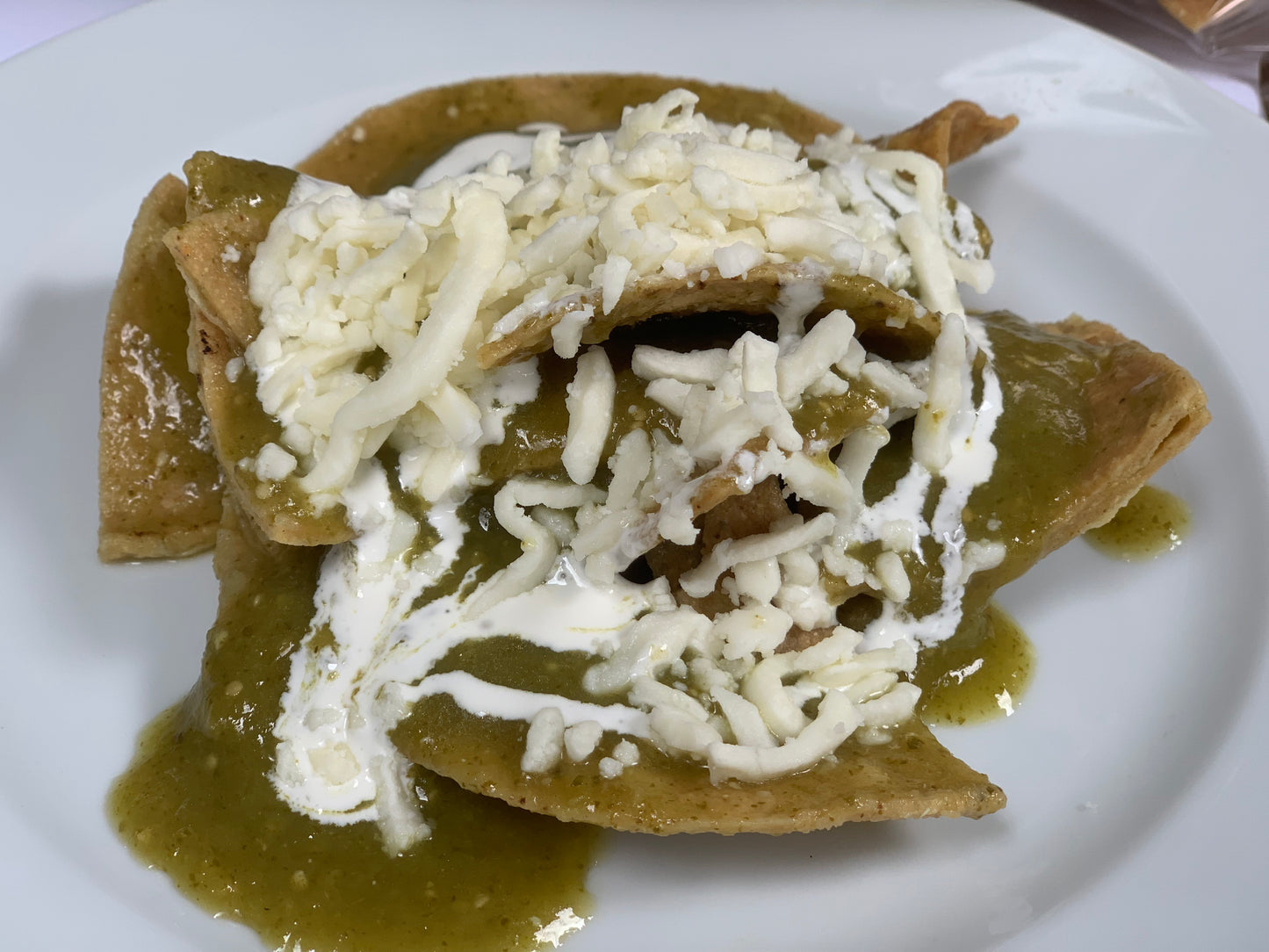 Sin lugar a dudas uno de los platillos que más nos gusta a los mexicanos, el kit esta compuesto por salsa verde, crema, queso rallado y totopos. Puedes acompañarlo con frijoles refritos o de la olla. Ideales para fin de semana. La porción es para 6 a 8 personas.