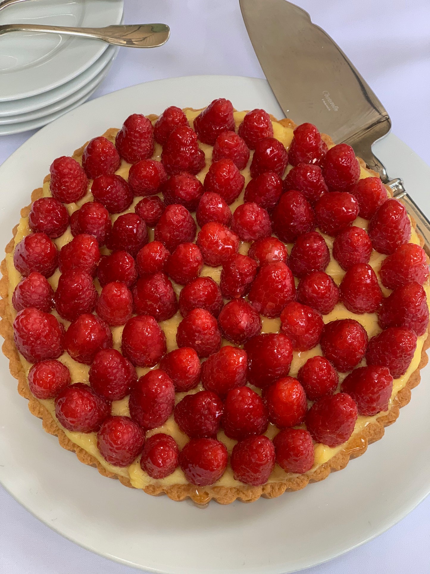 Praparada sobre una base de galleta de almendra, rellena de crema pastelera y cubierta con frambuesas fresacas. Un postre que enamora a primera vista y ademas delicioso.