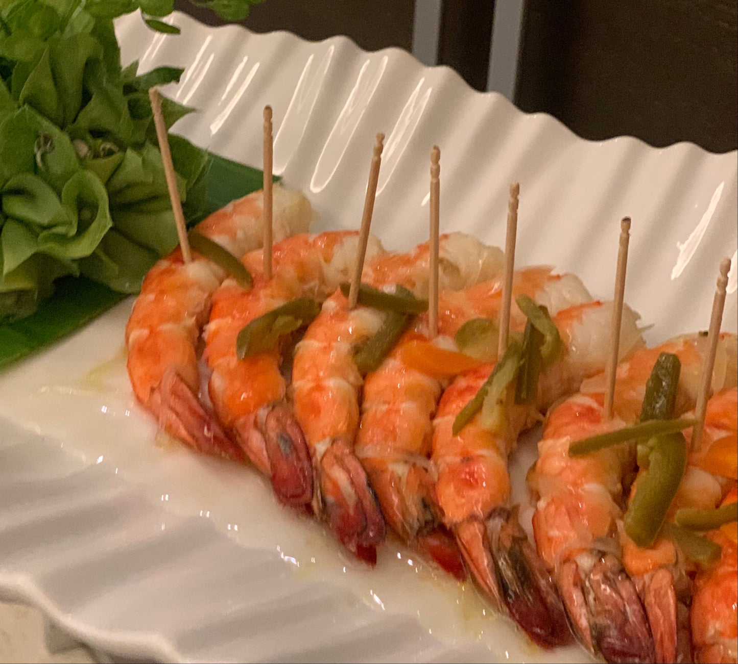 Estos deliciosos camarones en escabeche son ideales como botana o entrada. Se preparan con una mezcla de hierbas y chile jalapeño, se dejan marinar en el escabeche para que tomen su sabor. La órden es de 18 camarones y la medida que usamos para prepararlos es camarón U-15.