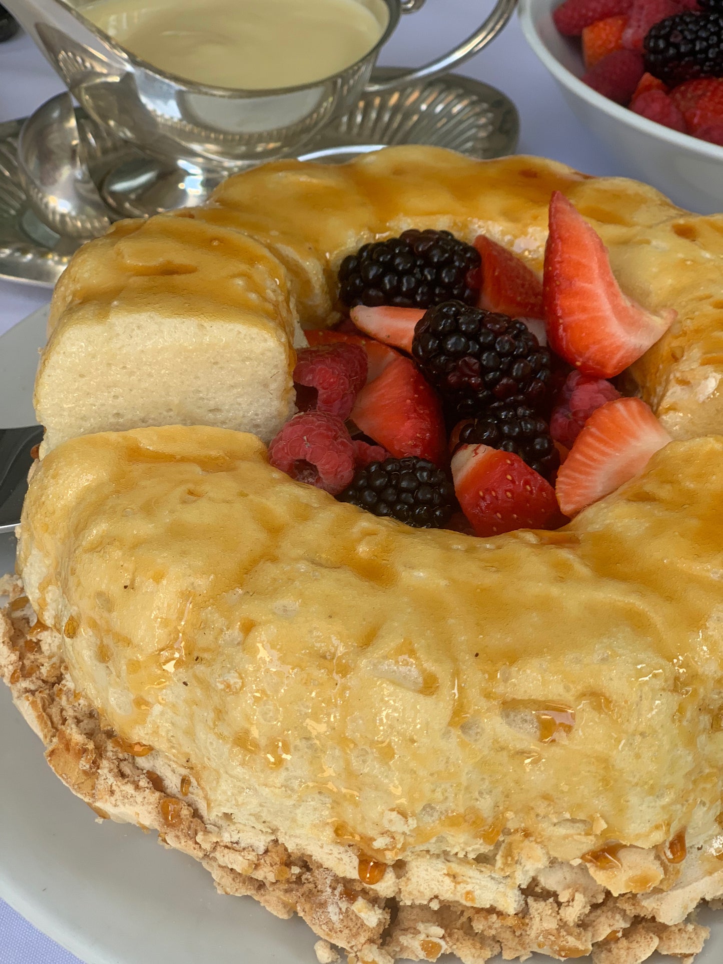 Este postre clásico no deja de ser uno de los favoritos, acompañado con berries y la natilla hace un complemento ideal para cerrar una deliciosa comida. Riende para 8 a 10 personas.