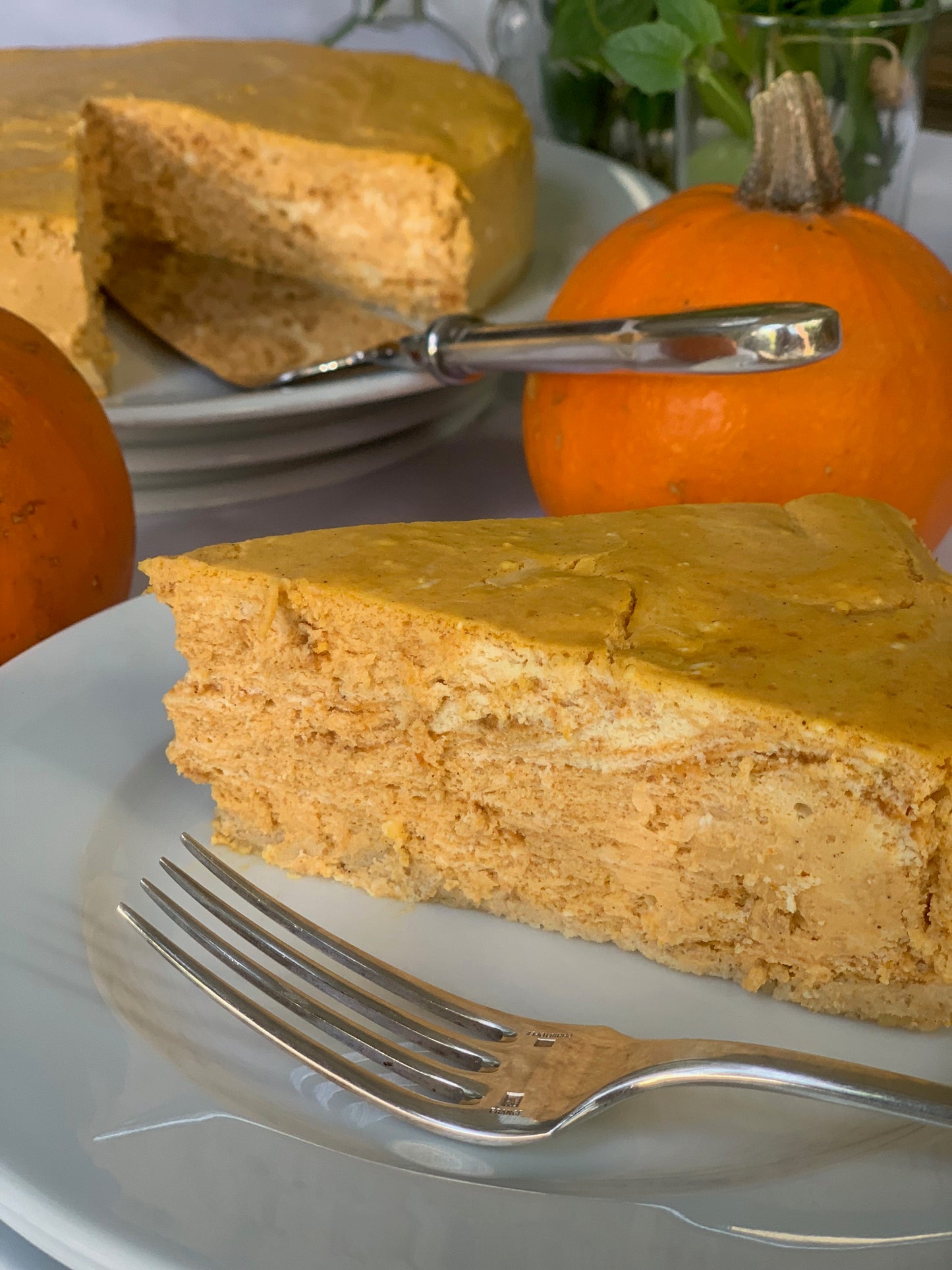 Pay de queso y calabaza con especias, con una base de galleta y canela, ideal para la temporada de Thanksgiving. Rinde para 10 personas aprox