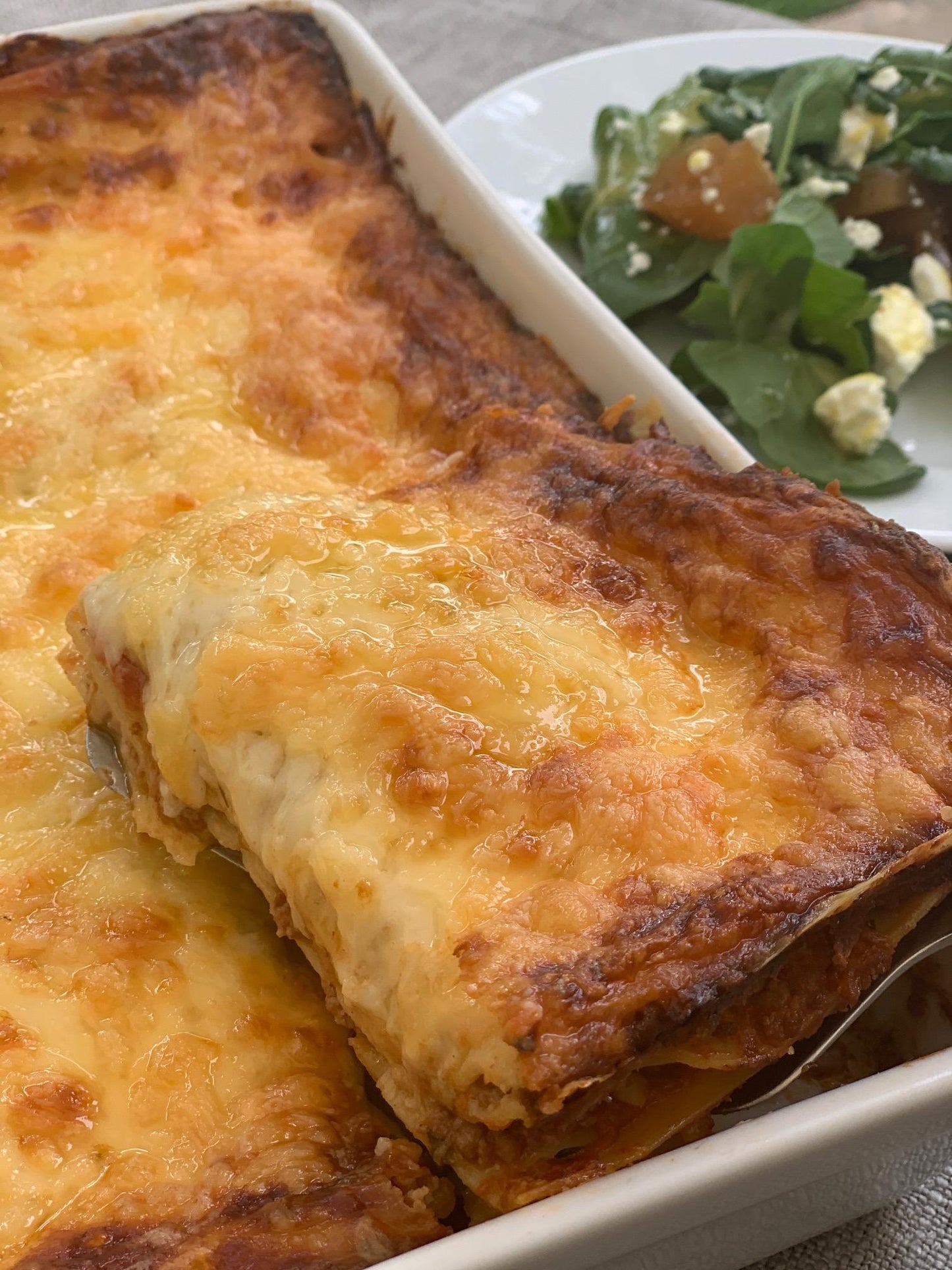 Las lasagnas son un platillo práctico, ideal para servirlo con una ensalada. Si eres el anfitrión este platillo es ideal para que puedas disfrutar de la fiesta sin preocuparte de la comida.