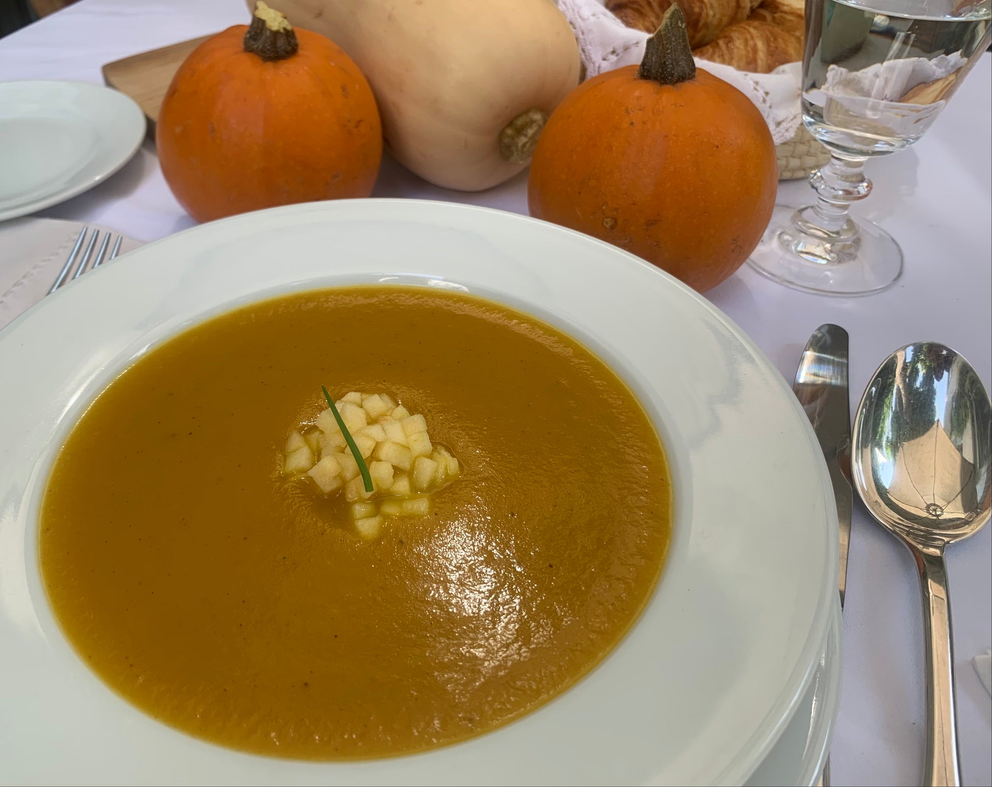 Es una sopa perfecta para días de otoño, su consistencia es aterciopelada, la calabaza mantequilla se junta en esta sopa con manzana y un ligero toque de curry. Se vende por litro, cada litro es para 3 a 4 personas.