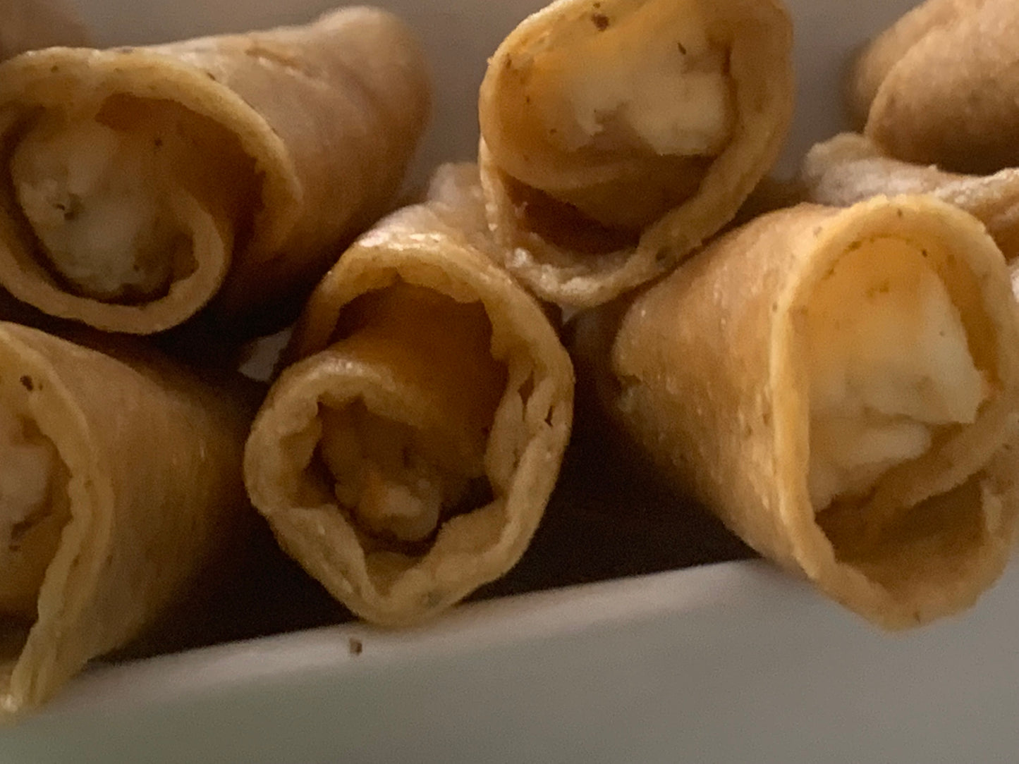Tacos preparados con tortilla chica de tamaño taquera rellenos de requesón fresco, se frien al momento, a que queden dorados. Son ideales para acompañar el pozole. La orden trae 20 taquitos. Ideal para 6 personas como guarnición.