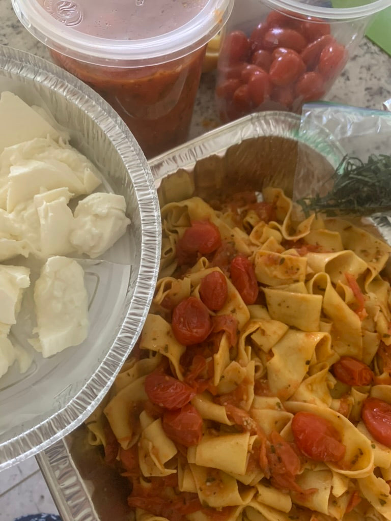 Pappardelle artesanal con pomodoro cherry y burrata