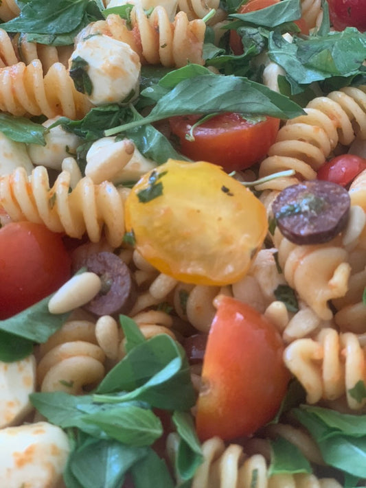 Ensalada de pasta con mozzarella y jitomate cherry