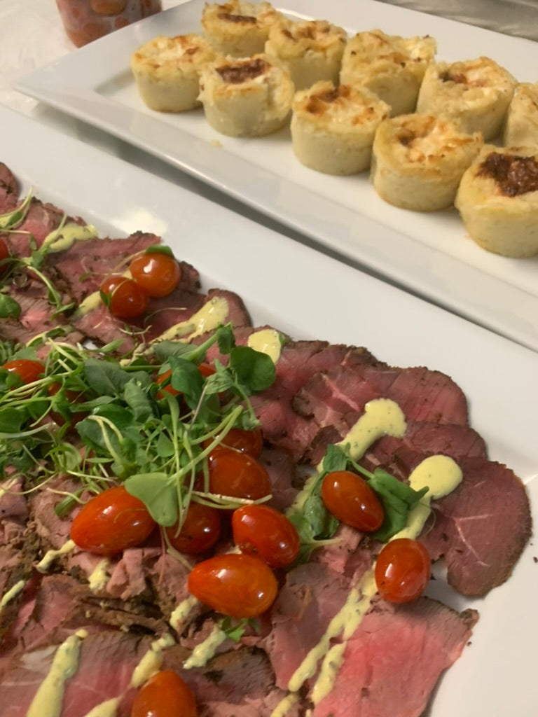 Carpaccio de roast beef de filete en salsa de mostaza y estragón