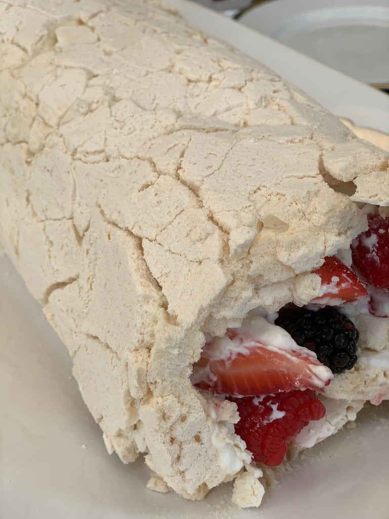 Rollo de merengue con berries