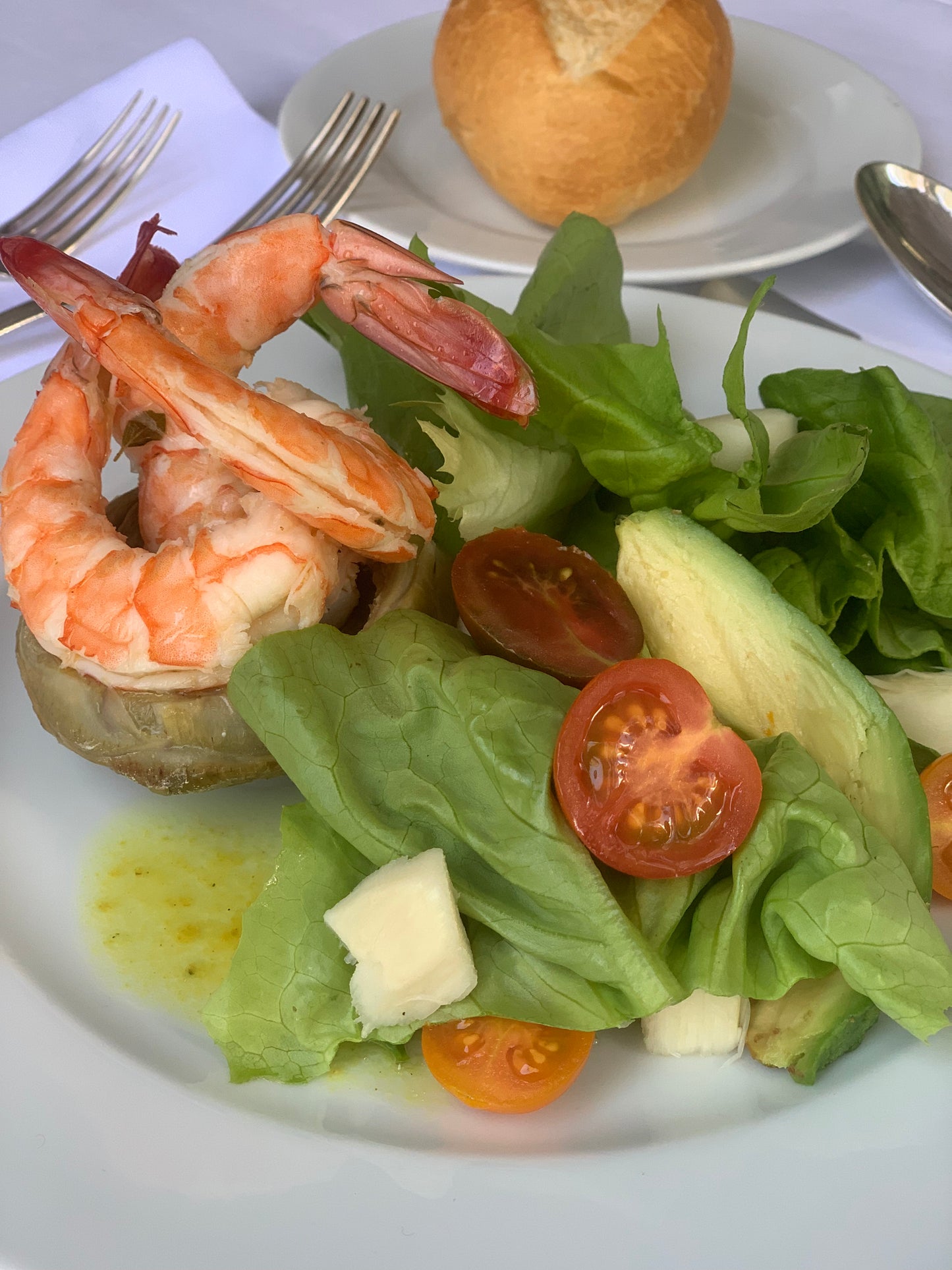 Corazón de alcachofa relleno de  camarones en escabeche  y mezcla de lechugas, palmito, jitomates cherry y aguacate a la vinagreta