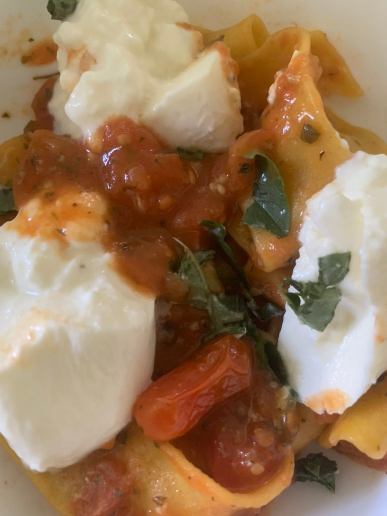 Pappardelle artesanal con pomodoro cherry y burrata