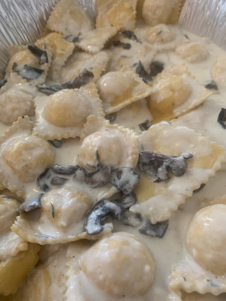 Ravioles de ricotta en salsa alfredo con hongos