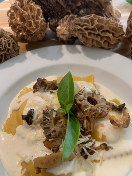 Ravioles de ricotta en salsa de morillas