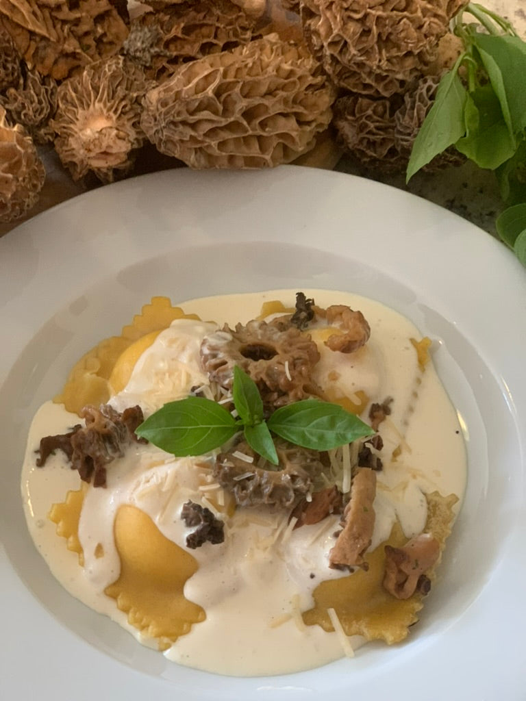 Ravioles de ricotta en salsa de morillas