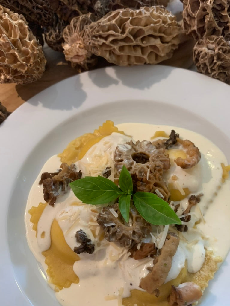 Ravioles de ricotta en salsa de morillas