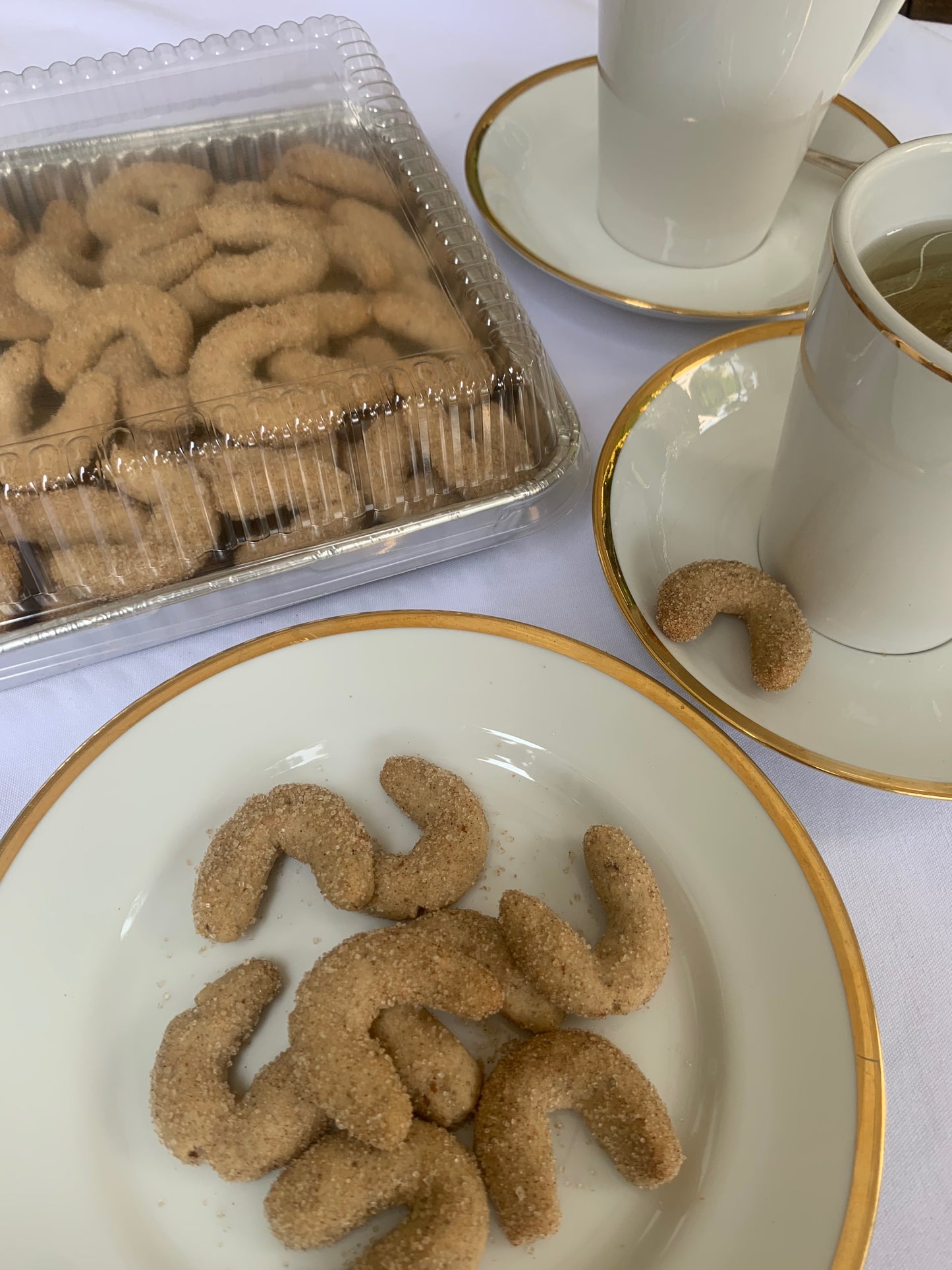 Estas galletas son casi como un polvorón con un delicado sabor a nuez y canela. Son perfectas como regalo ó cualquier ocasión. El paquete contiene 400 gr de galletas.