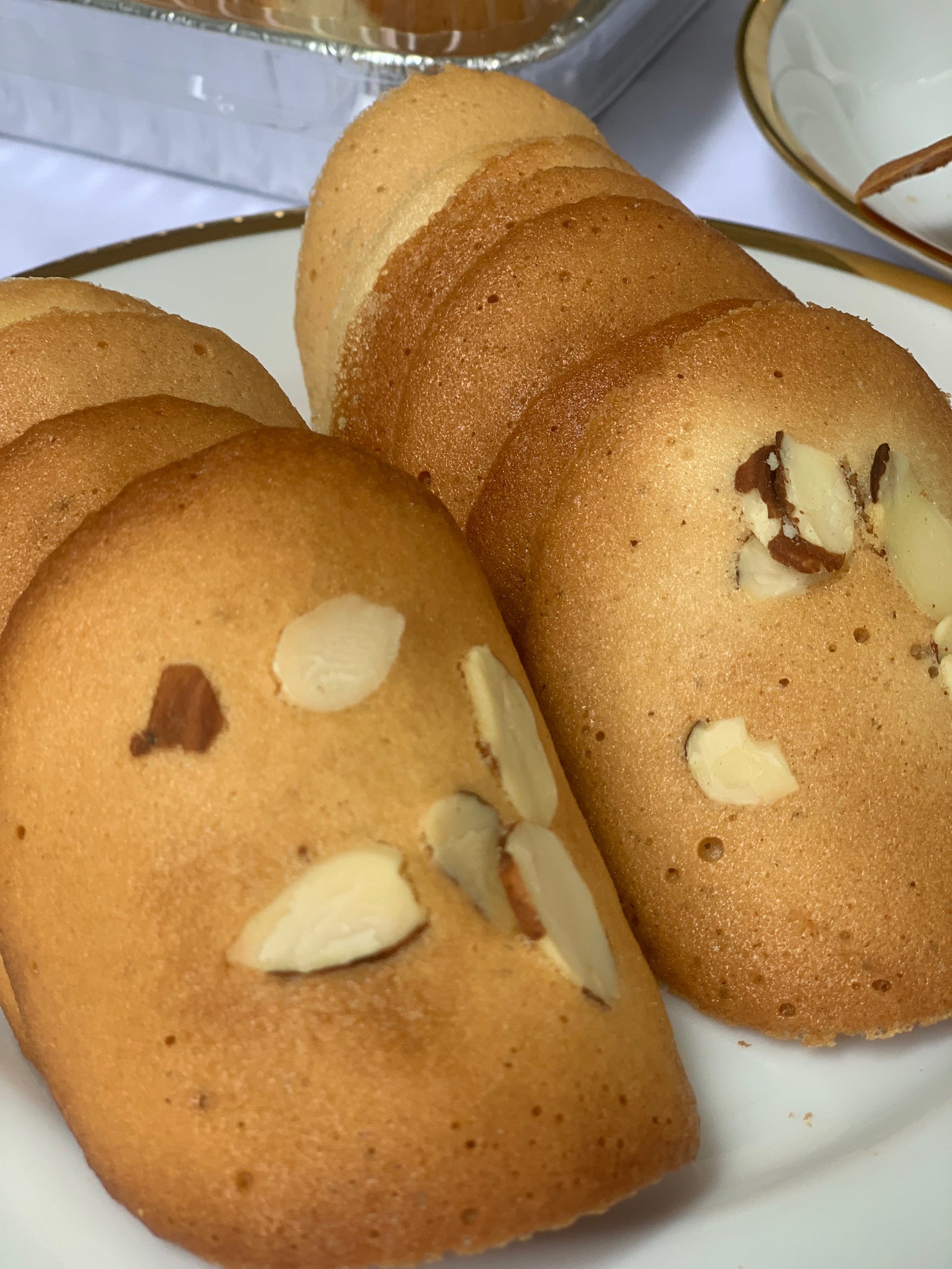 Delgadas galletas con sabor a mantequilla y espolvoreadas con almendra fileteada. Perfectas para un regalo ó culaquier ocasión. El paquete contiene 30 piezas.