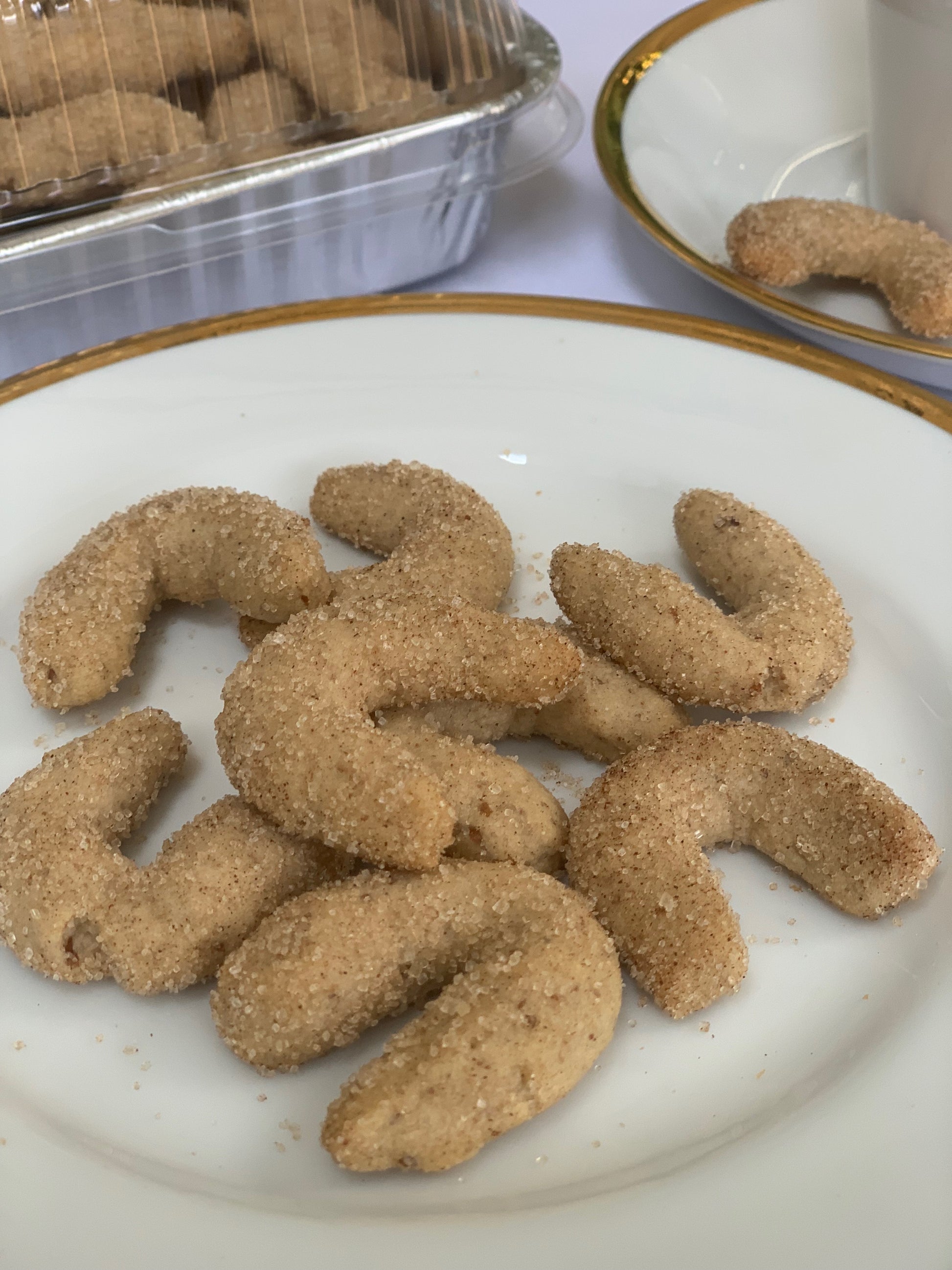 Estas galletas son casi como un polvorón con un delicado sabor a nuez y canela. Son perfectas como regalo ó cualquier ocasión. El paquete contiene 400 gr de galletas.