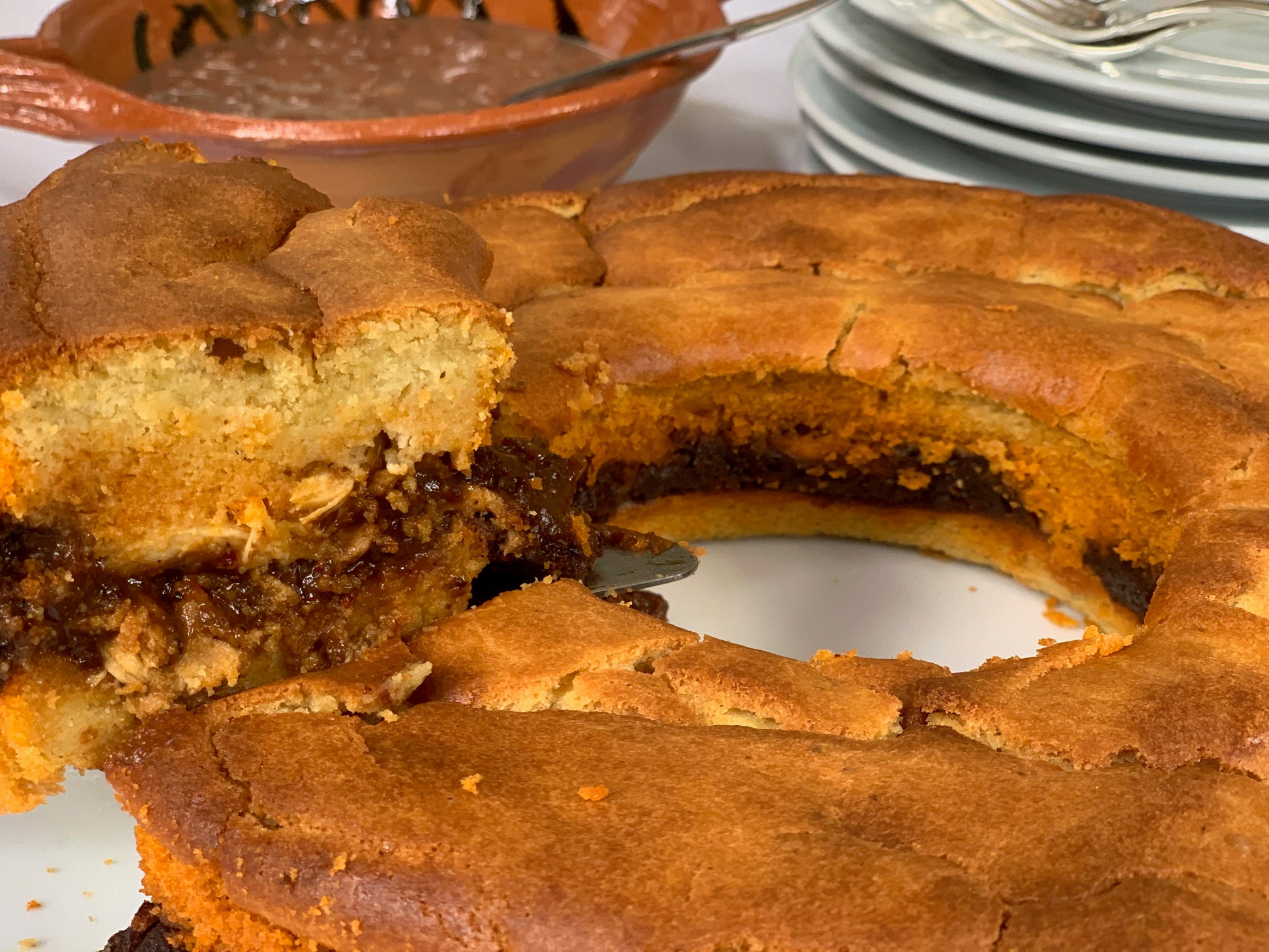 Delicoso tamal de cazuela relleno de pollo y mole.