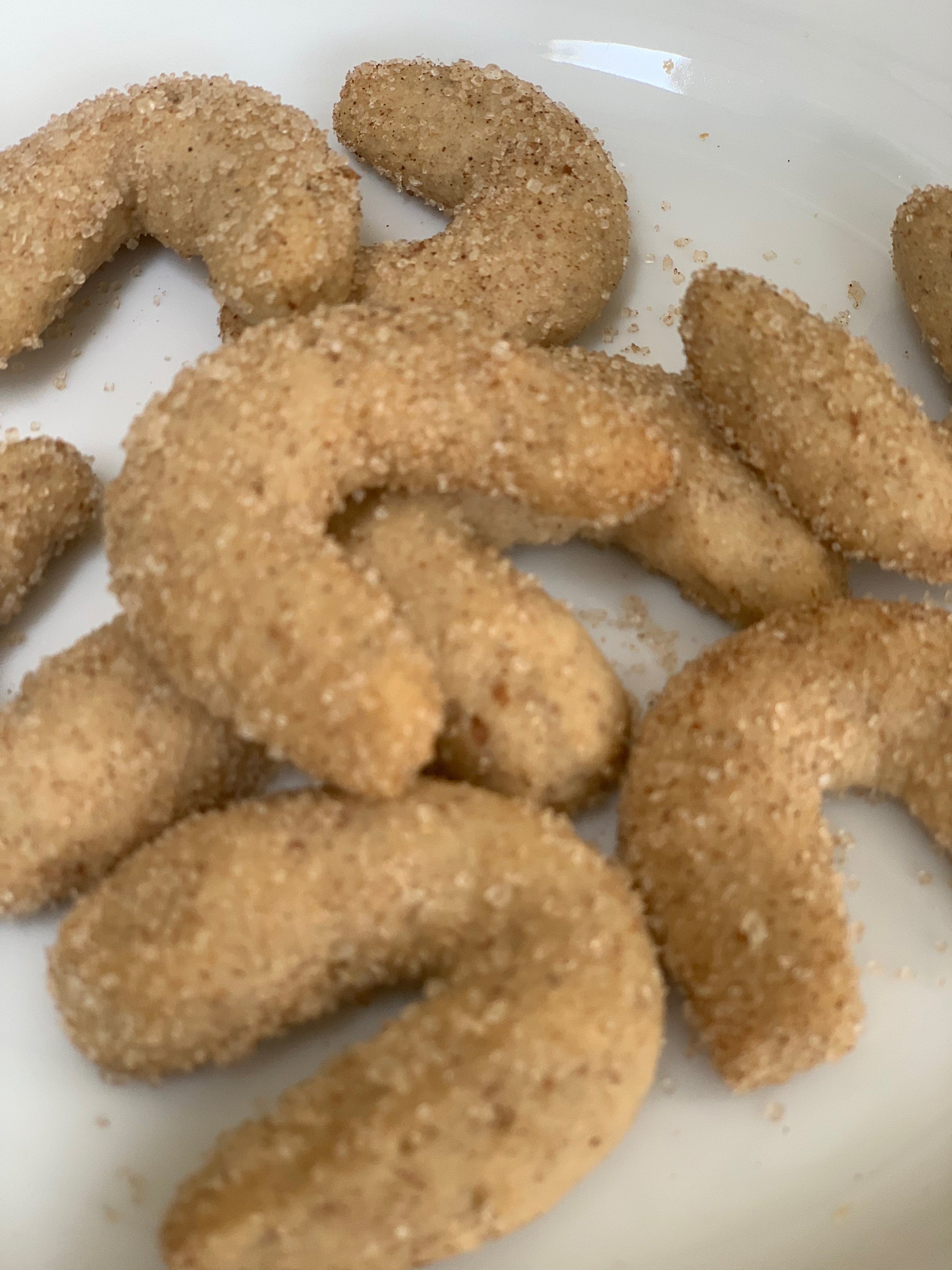 Estas galletas son casi como un polvorón con un delicado sabor a nuez y canela. Son perfectas como regalo ó cualquier ocasión. El paquete contiene 400 gr de galletas.