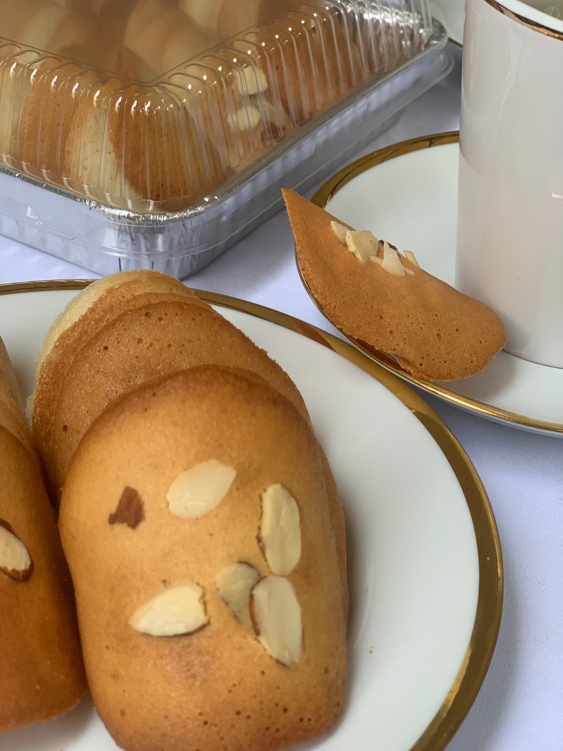 Delgadas galletas con sabor a mantequilla y espolvoreadas con almendra fileteada. Perfectas para un regalo ó culaquier ocasión. El paquete contiene 30 piezas.