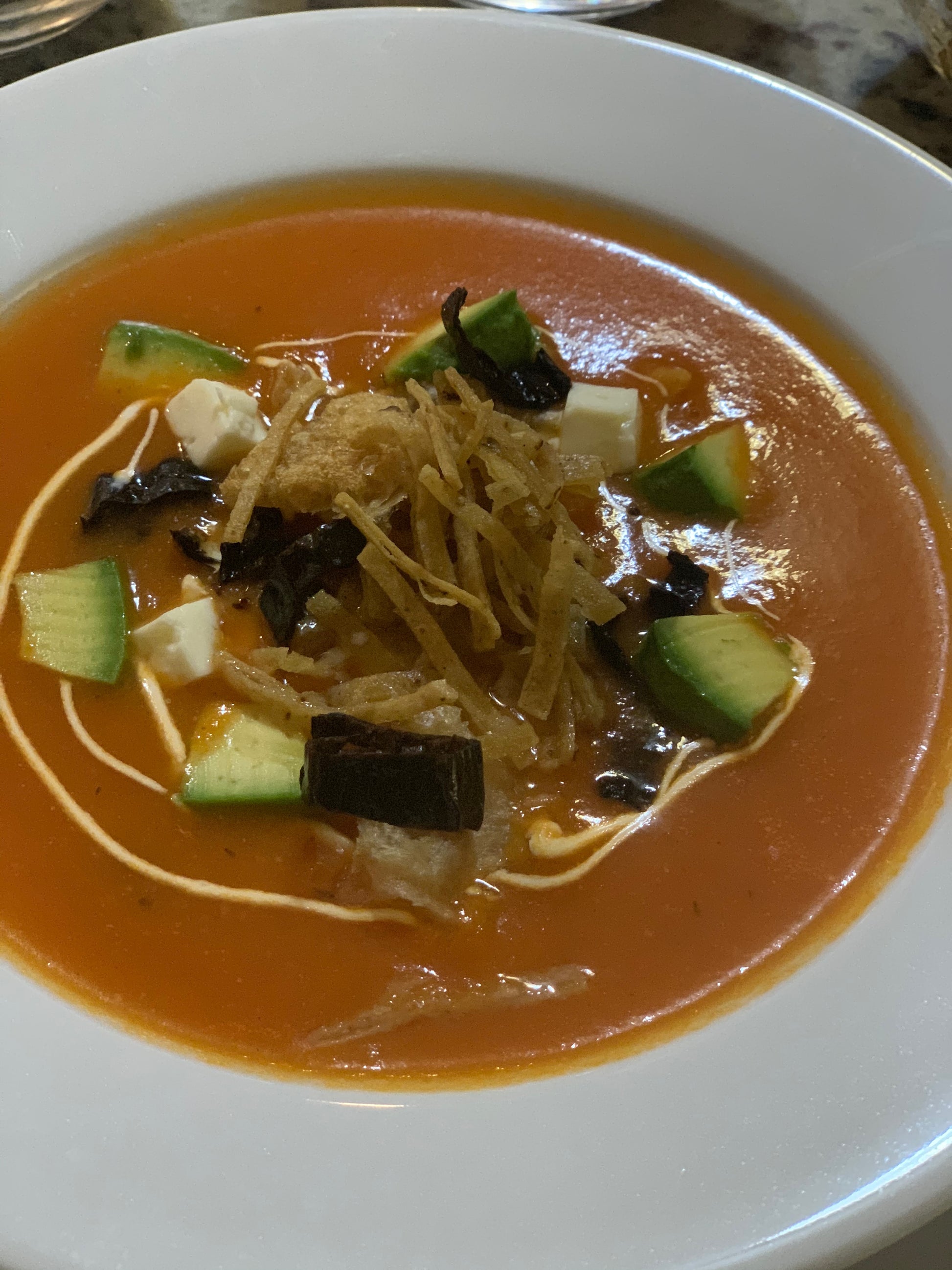 Tradicional sopa de tortilla a base de fondo de pollo casero, sazonada con epazote y chile pasilla. Acompañada con juliana de tortilla, aguacate, queso panela y chile pasilla frito. Es un platillo que a todos gusta. La porcionón es para 4 personas.