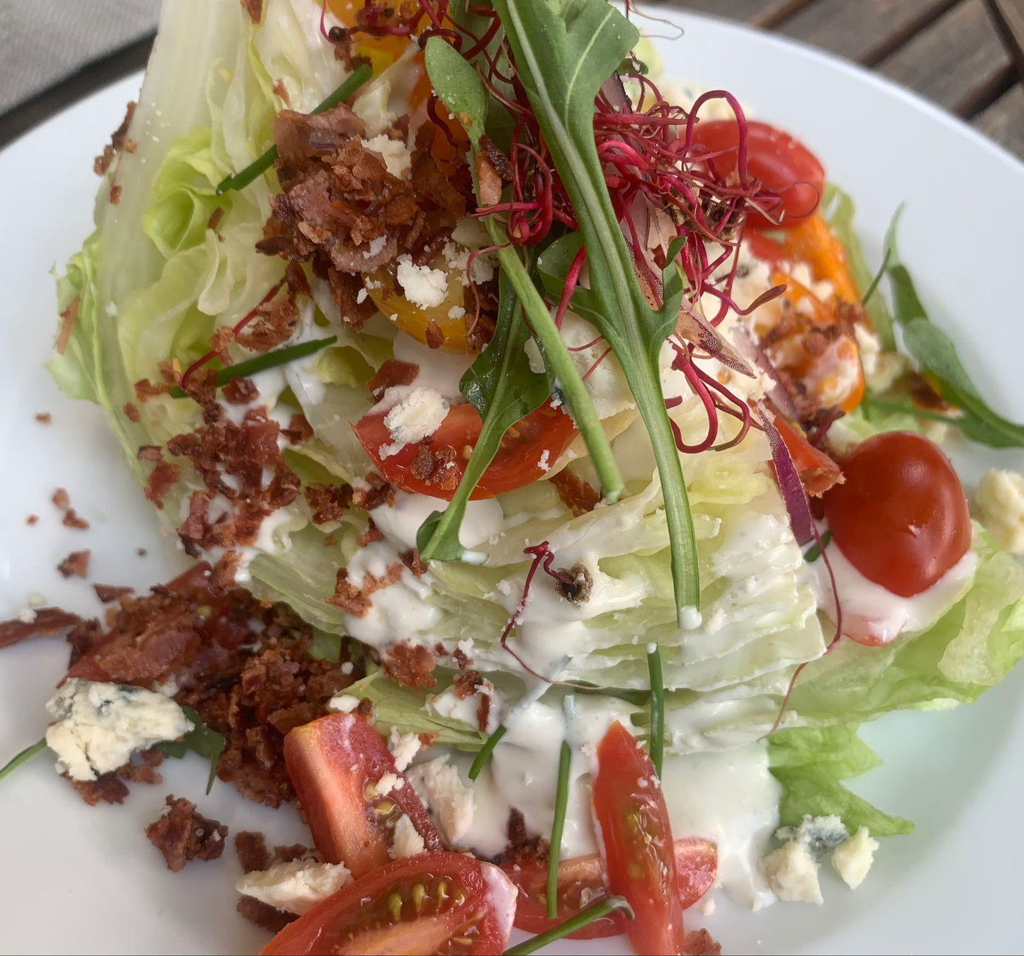  Frescas rebanadas de lechuga acompañadas con vinagreta de queso azúl, jitomates cherry de colores y tocino crujiente. Porcion para 6 personas